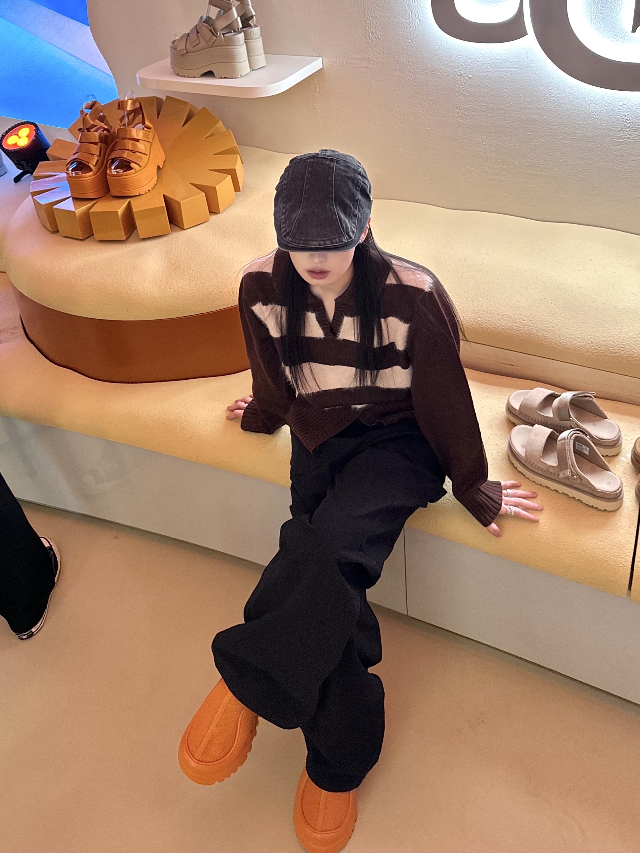 (W) UGG GoldenRise Sandal Black, (W) UGG GoldenRise Sandal Mustard Seed 착용 스타일 - 1