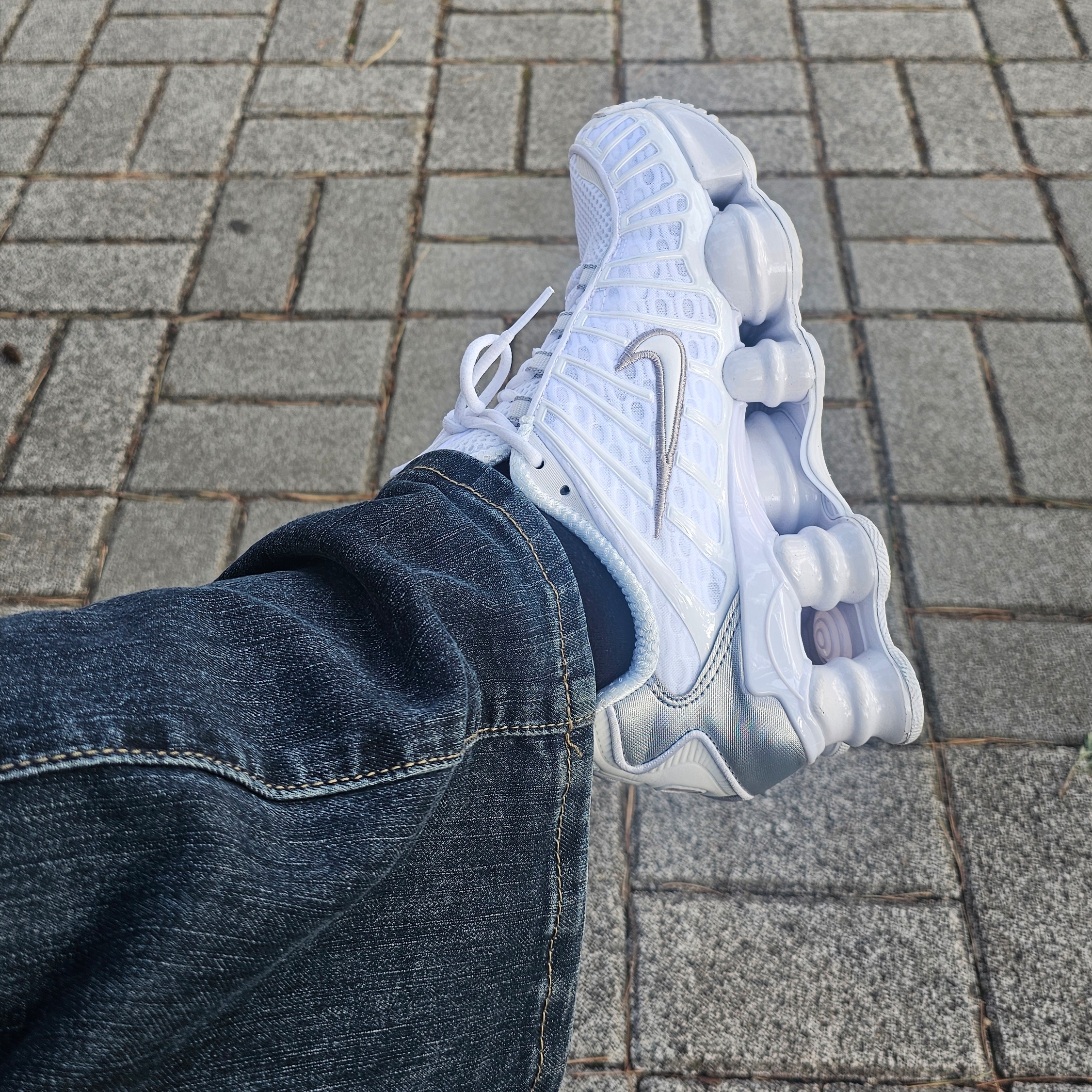 (W) Nike Shox TL White and Max Orange 착용 스타일