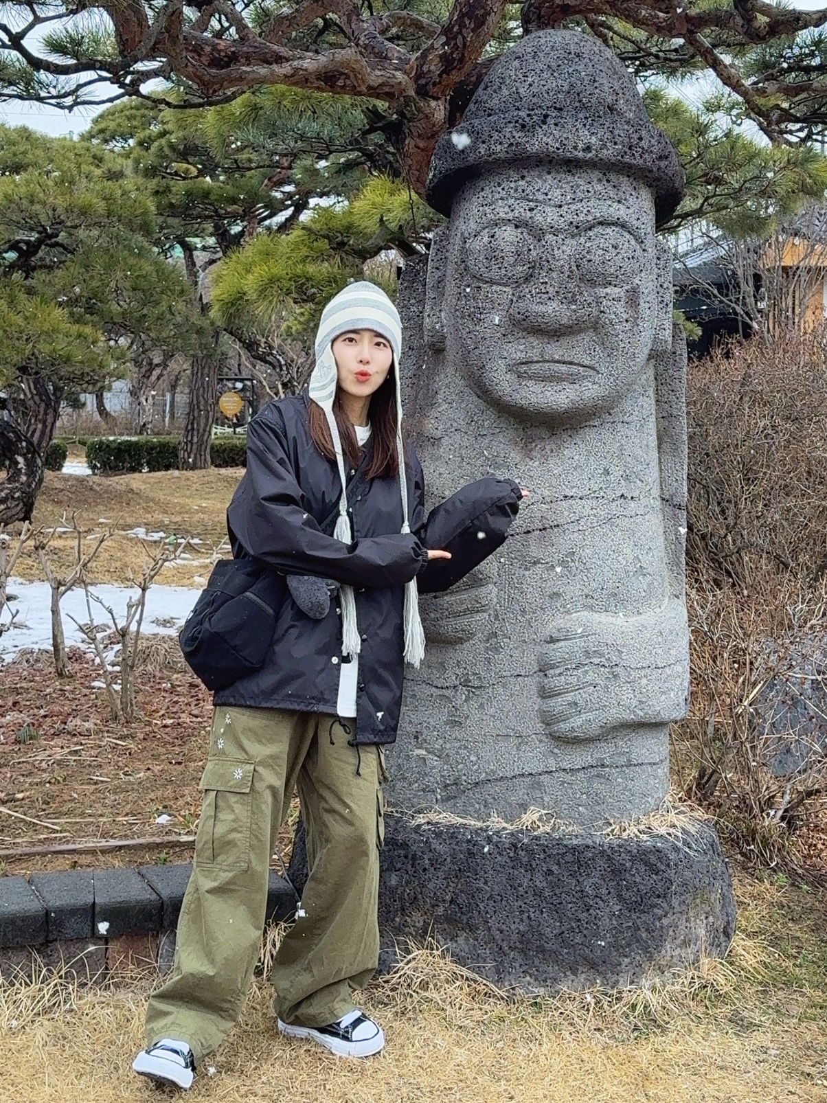 메종 미하라 야스히로 피터슨 OG 솔 캔버스 로우 스니커즈 블랙, CDG 로고 코치 자켓 블랙 착용 스타일 - 1
