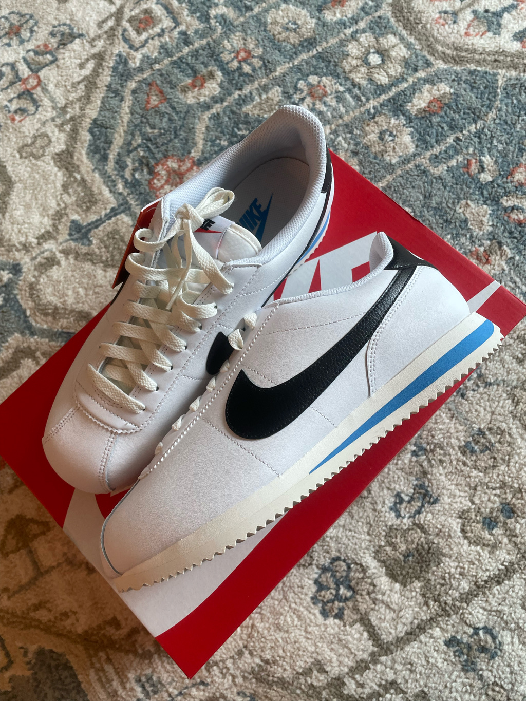 Nike Cortez White and Black 착용 스타일 - 1