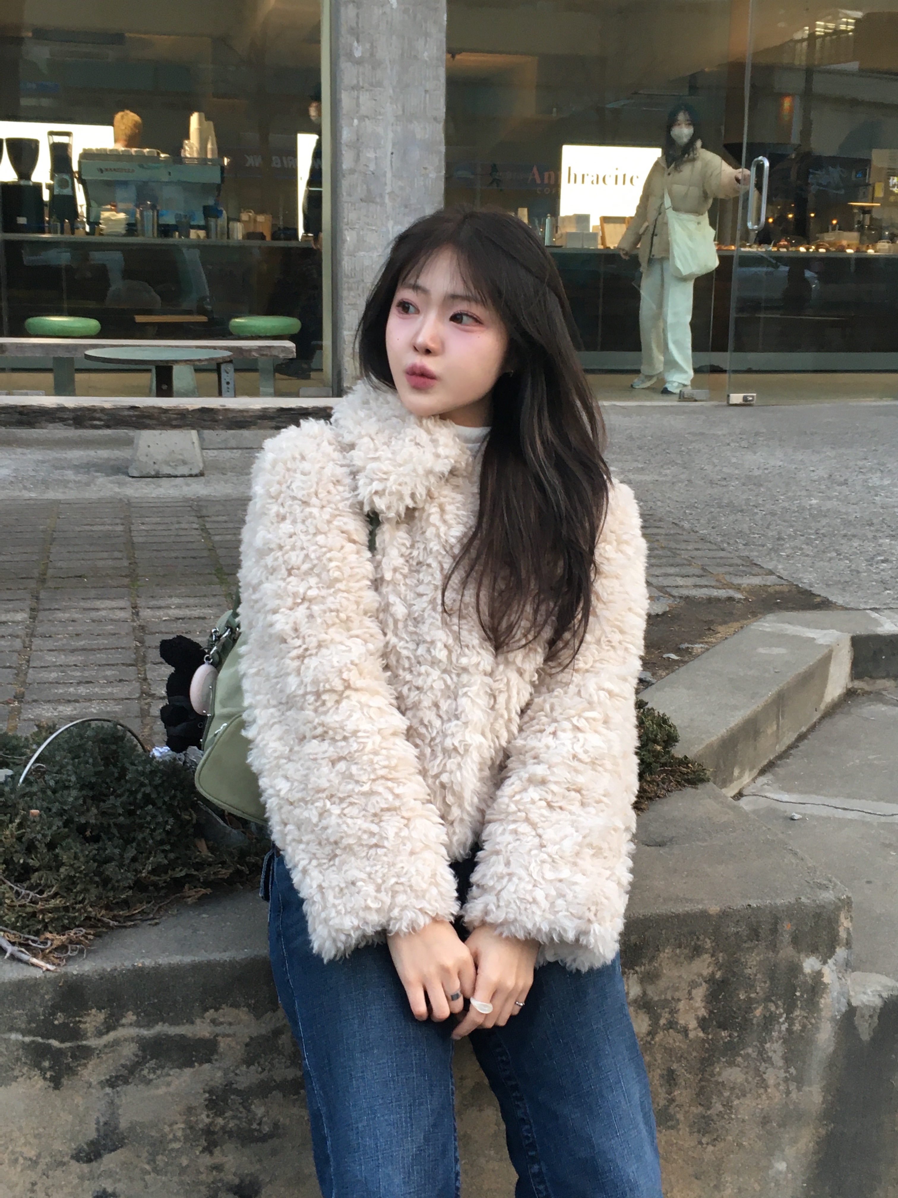 [KREAM 단독] 센티멍 넘버 365 네클리스 키체인 실버, 르 꼬끄 스포르티브 몽펠리에 블랙 착용 스타일 - 5