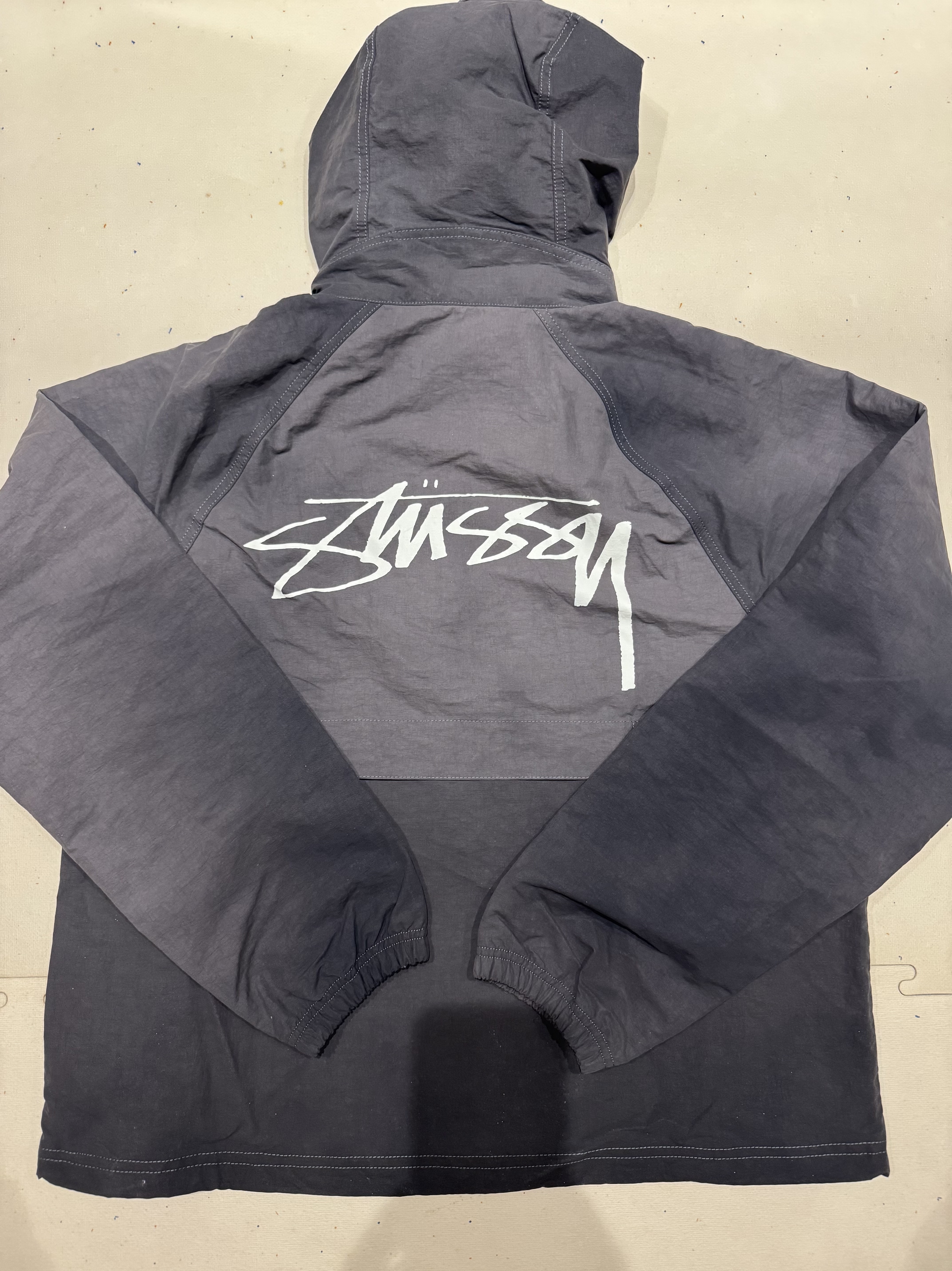 Stussy Wave Dye Beach Shell Jacket Black 착용 스타일 - 4
