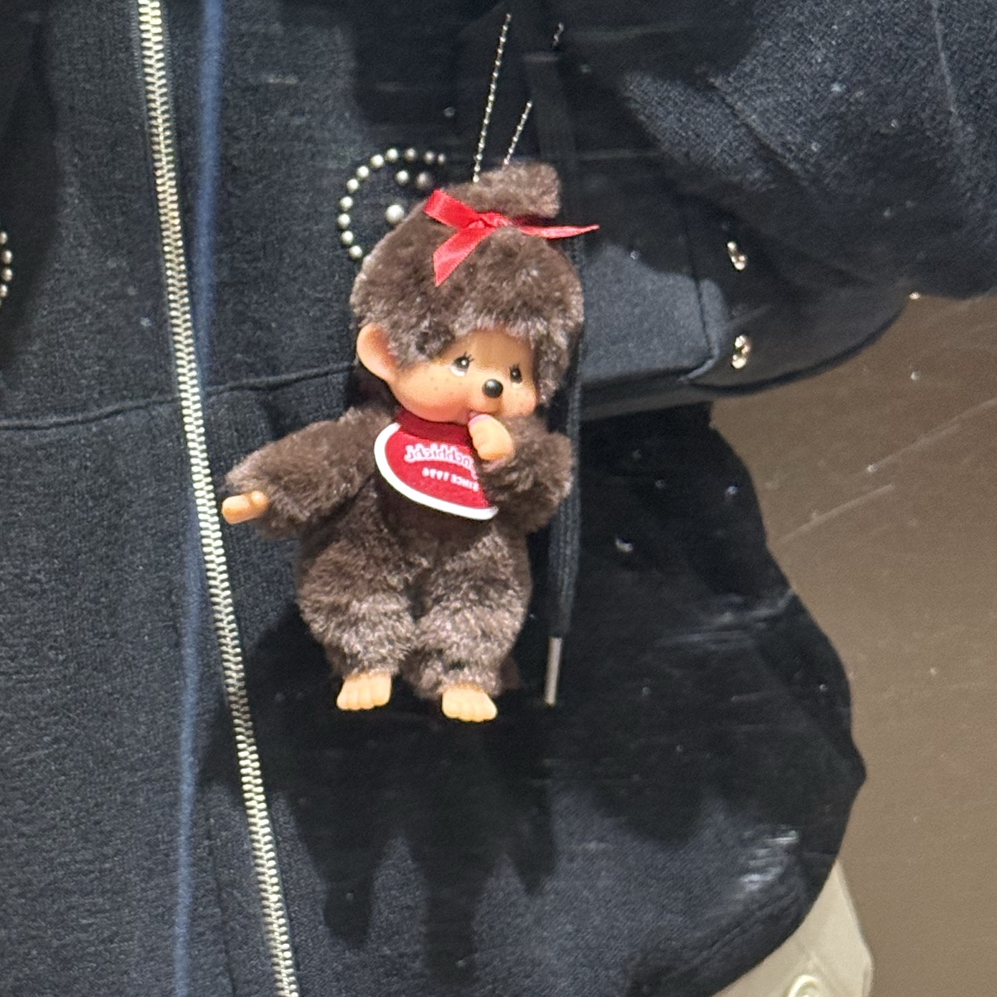 Monchhichi SS Girl Key Chain Brown 착용 스타일 - 2