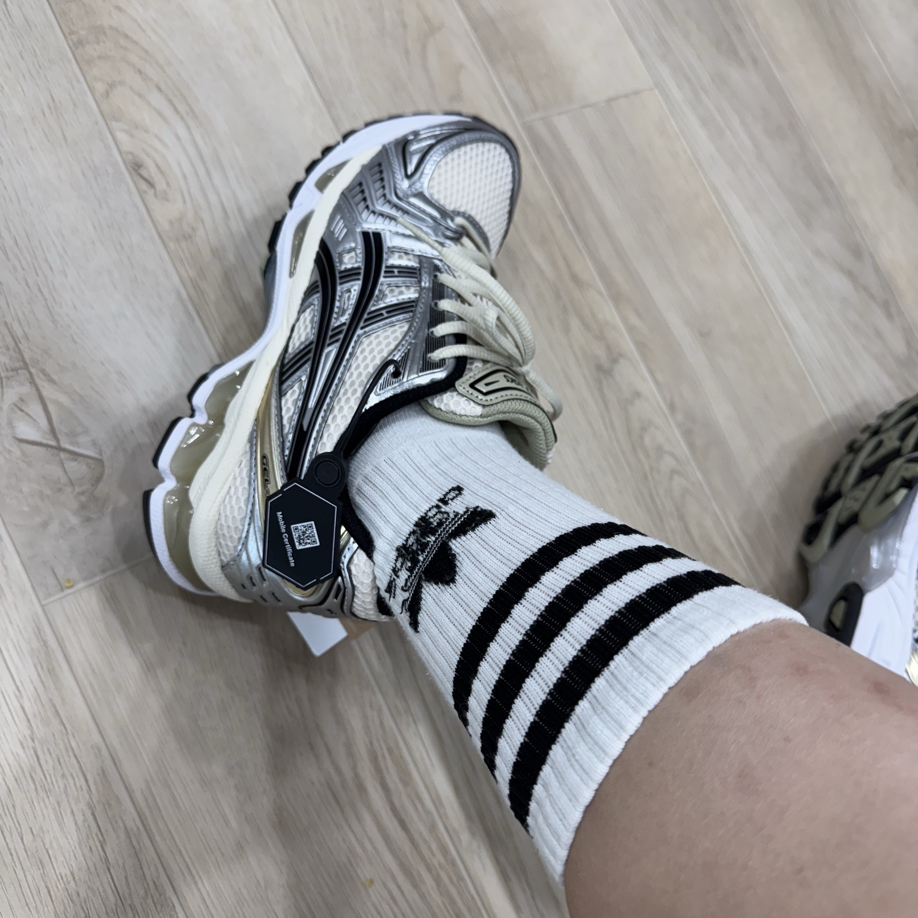 Asics Gel-Kayano 14 Birch Pure Silver 착용 스타일 - 3