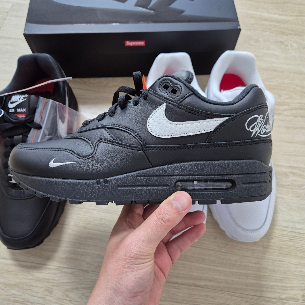 Nike x Supreme Air Max 1 '87 Black White - 25SS, Nike x Supreme Air Max 1 '87 White - 25SS 착용 스타일 - 2