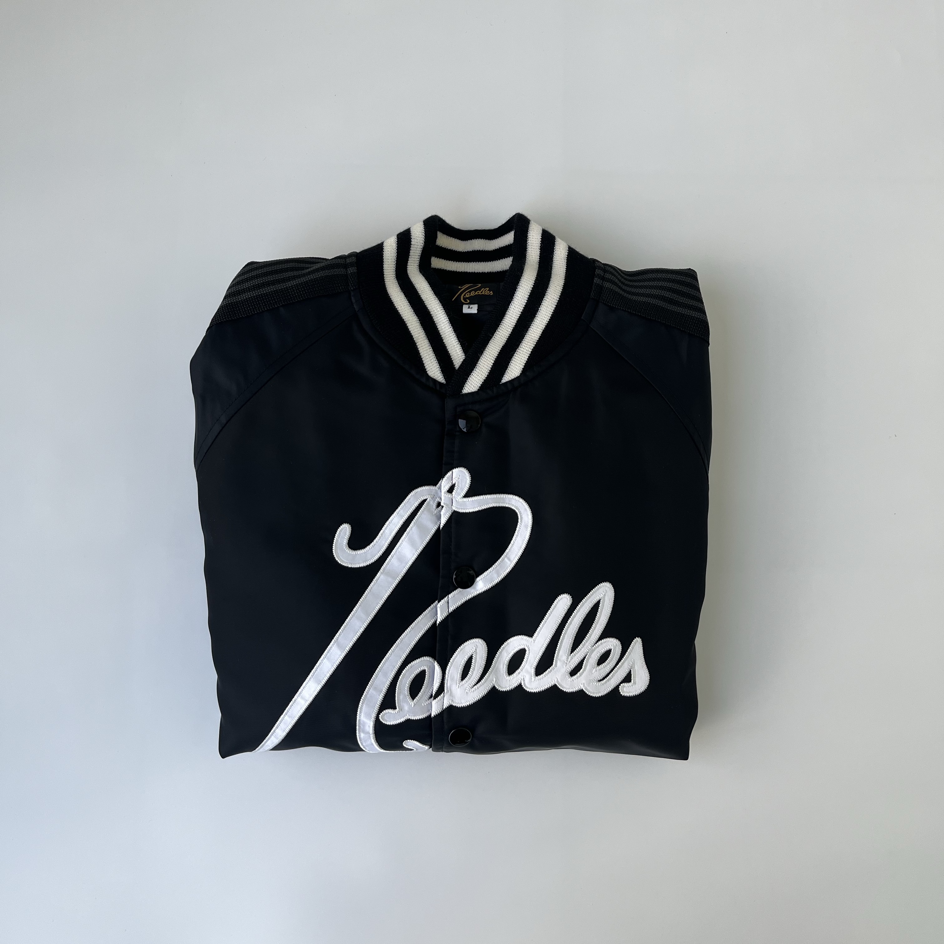 Needles x Beams Nylon Stadium Jacket Black 착용 스타일 - 8