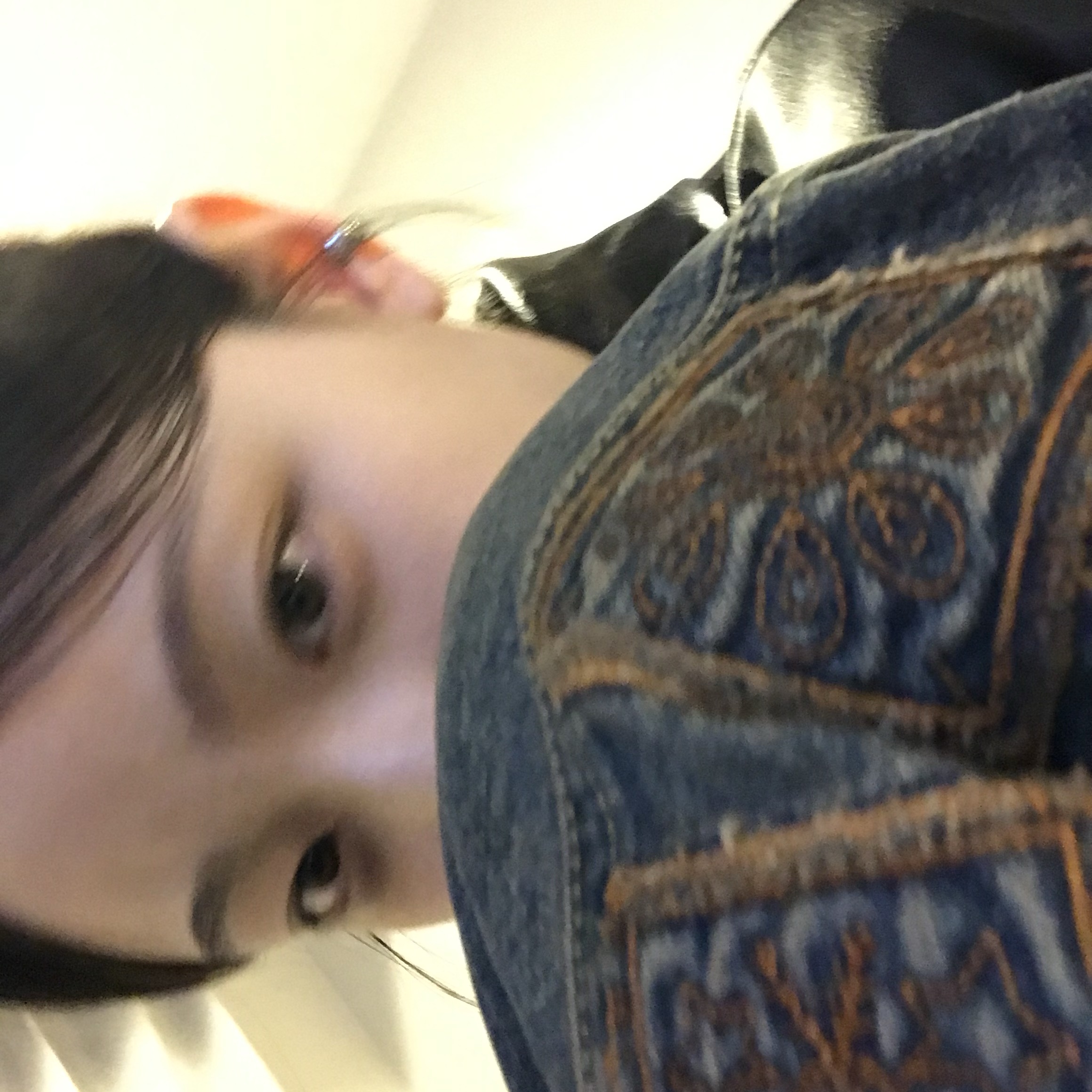Karactor Vintage Emblem Denim Pants Muddy Blue 착용 스타일