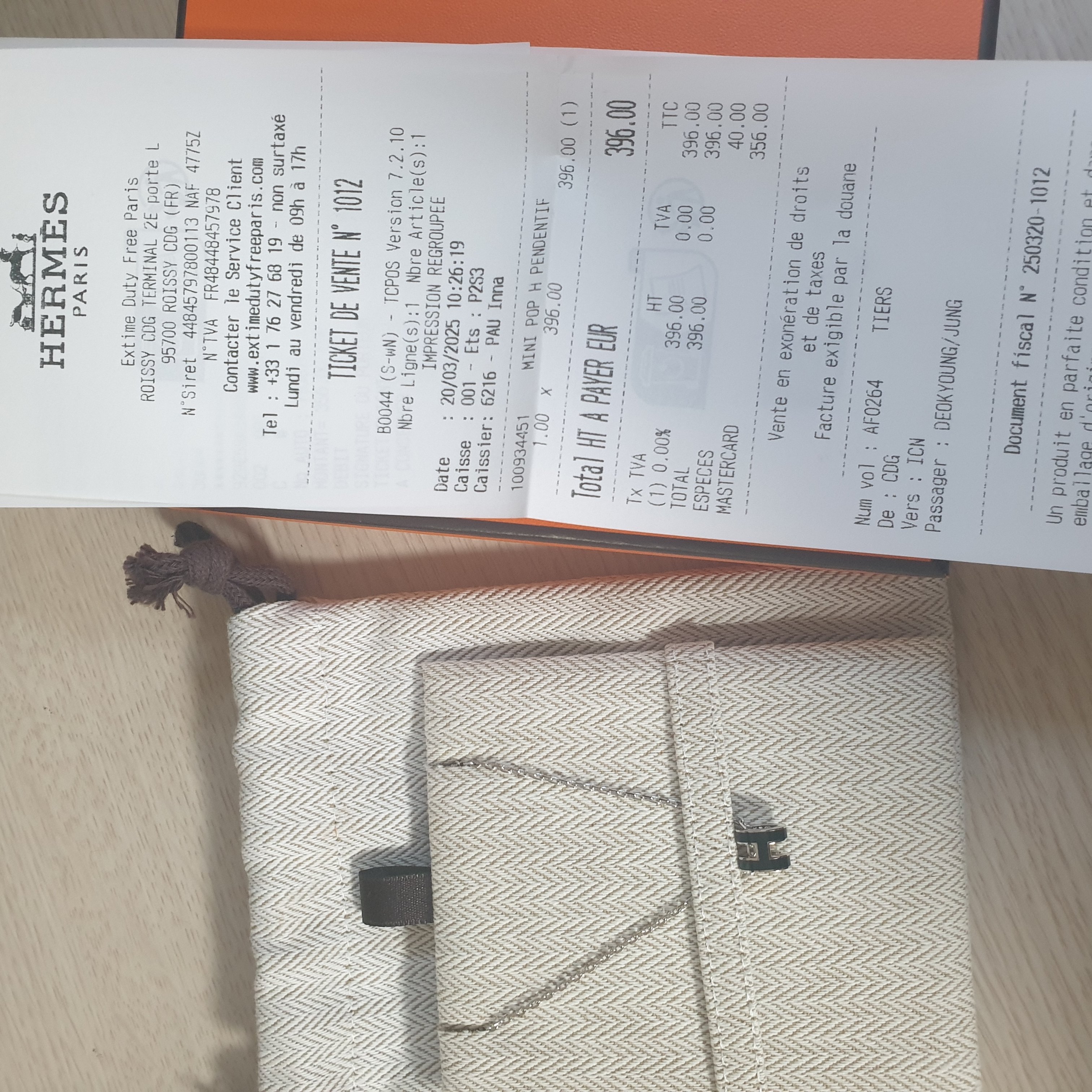 (W) Hermes Mini Pop H Pendant Palladium & Noir 착용 스타일 - 2
