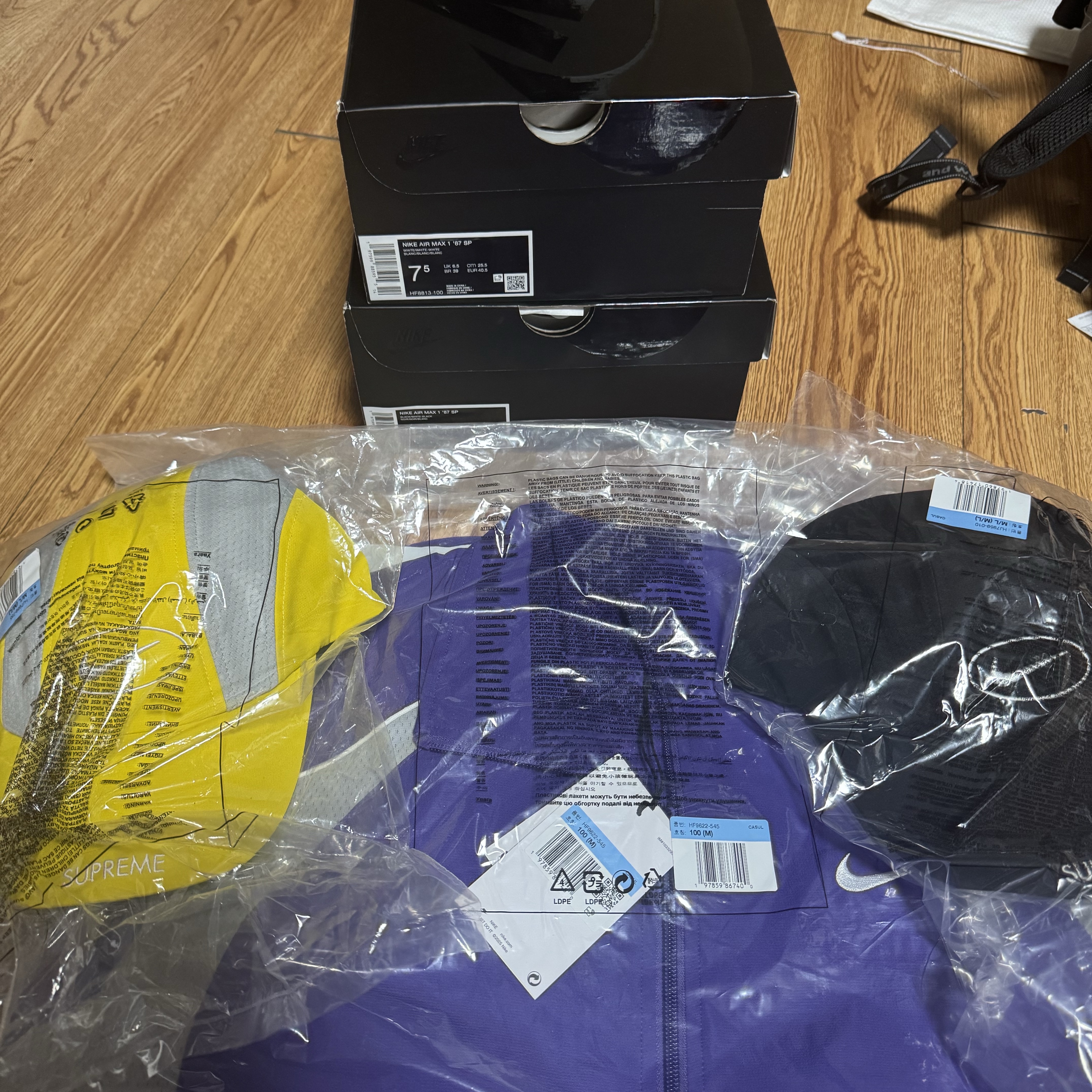 Nike x Supreme Air Force 1 Low White, Supreme x Nike Running Hat Black - 25SS 착용 스타일