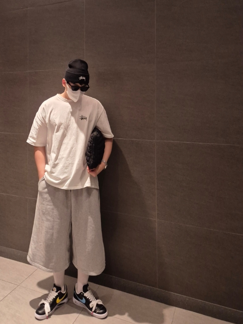Stussy Stock Cuff Beanie Black, Stussy Basic Stussy T-Shirt White 2024, 2025 착용 스타일