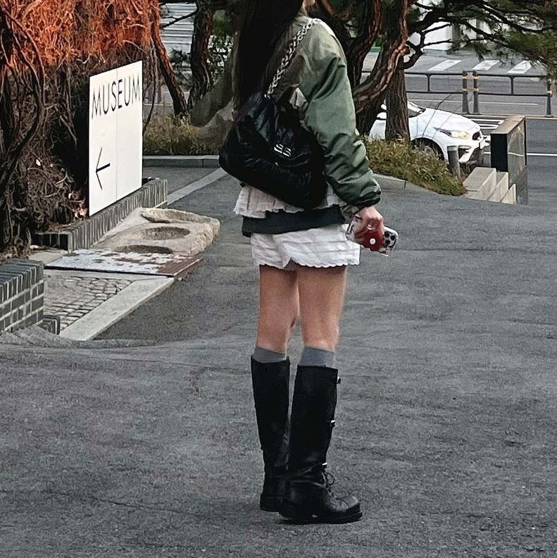 (W) Miu Miu Leather Boots Black 착용 스타일 - 2