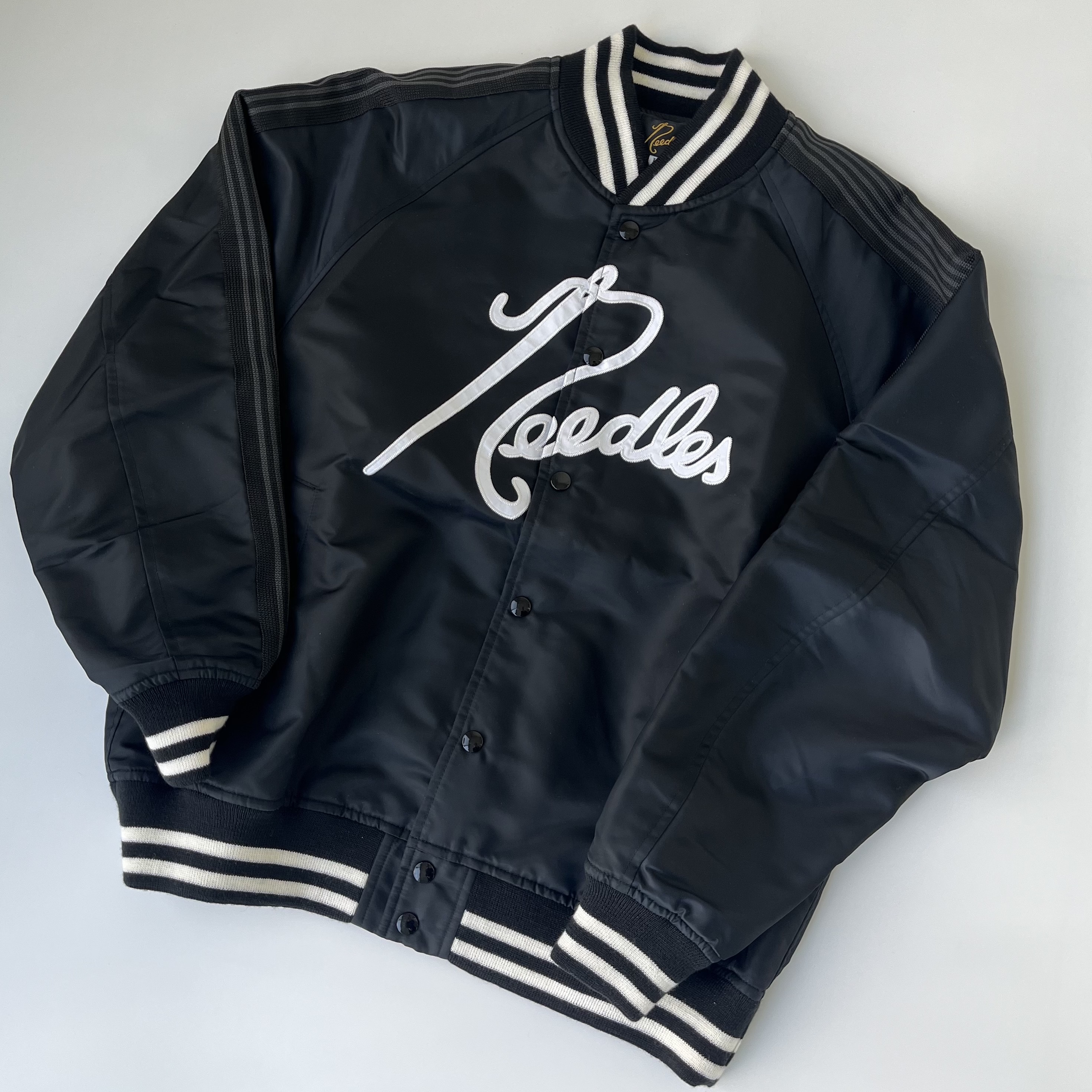 Needles x Beams Nylon Stadium Jacket Black 착용 스타일 - 5