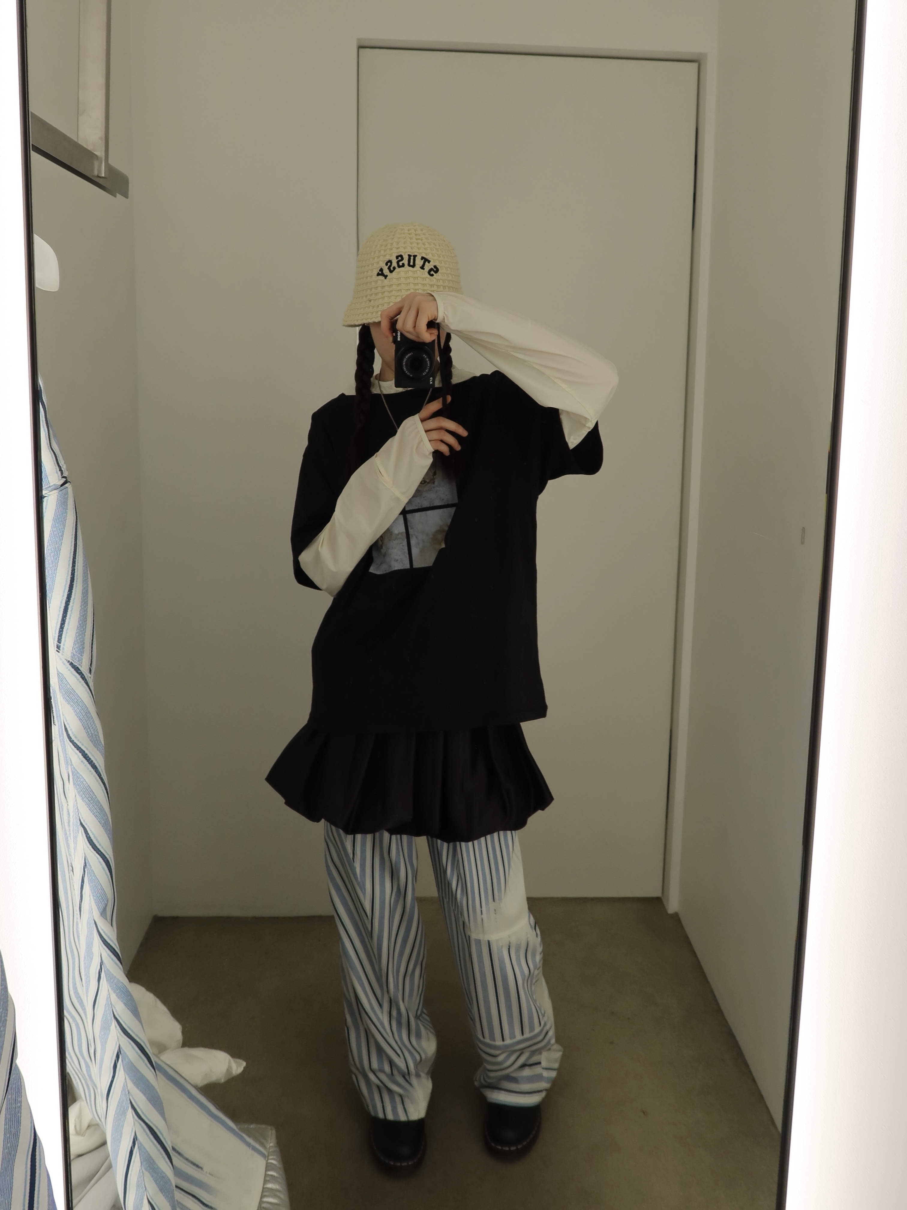 Stussy Bucket Hat Waffle Knit Bone, Dr. Martens 1461 WS Black Smooth 착용 스타일