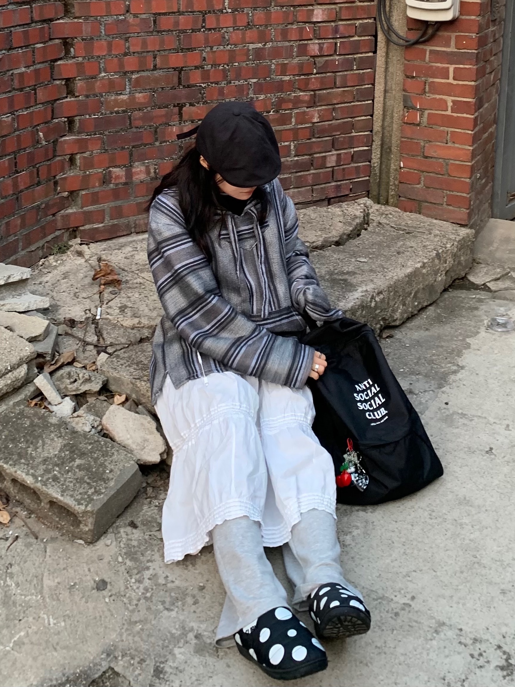 Anti Social Social Club OG Logo Backpack Black, Subu Down Sandal Cream Snow Dot 착용 스타일 - 2