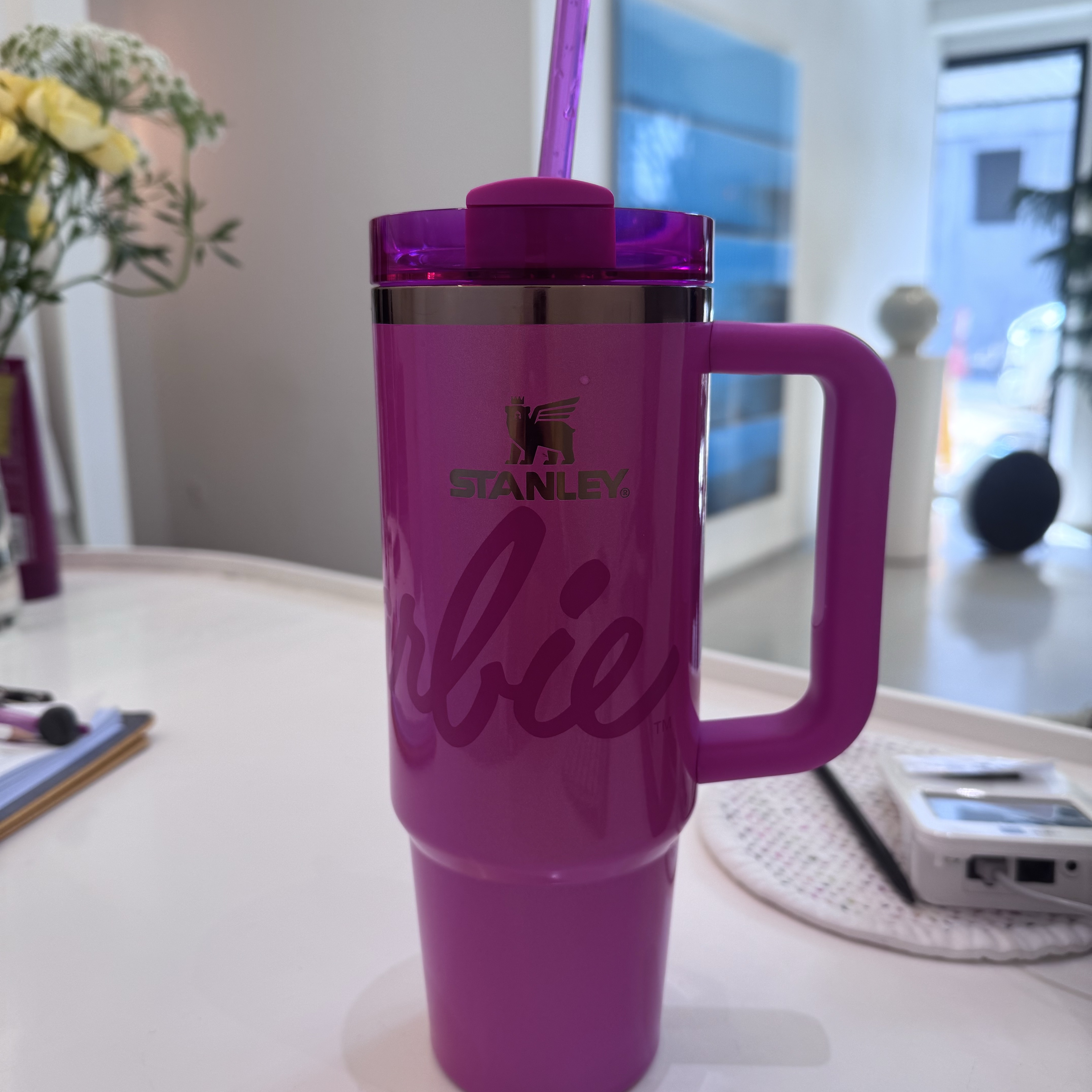 Stanley x Barbie Quencher H2.0 FlowState Tumbler 887ml Barbie Icon Pink 착용 스타일 - 1