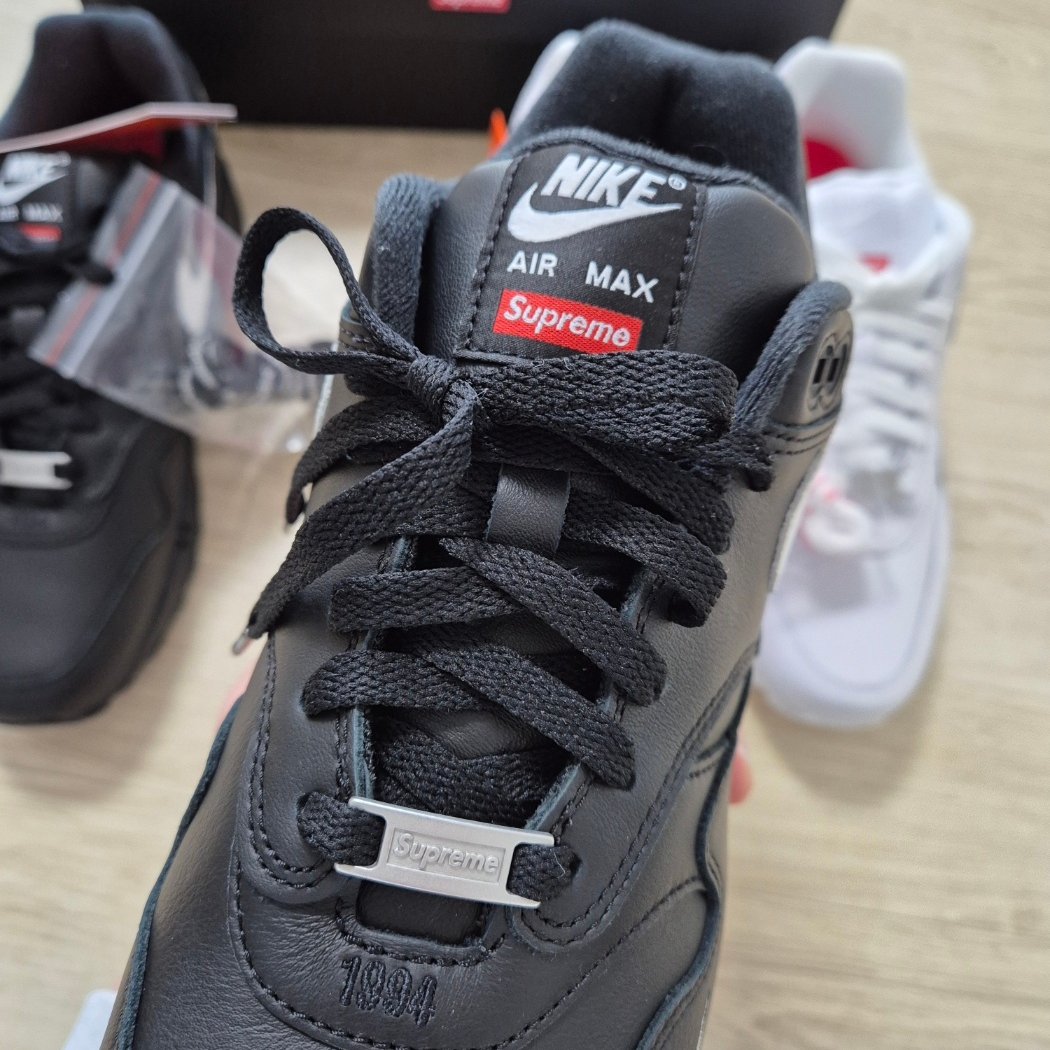 Nike x Supreme Air Max 1 '87 Black White - 25SS, Nike x Supreme Air Max 1 '87 White - 25SS 착용 스타일 - 4