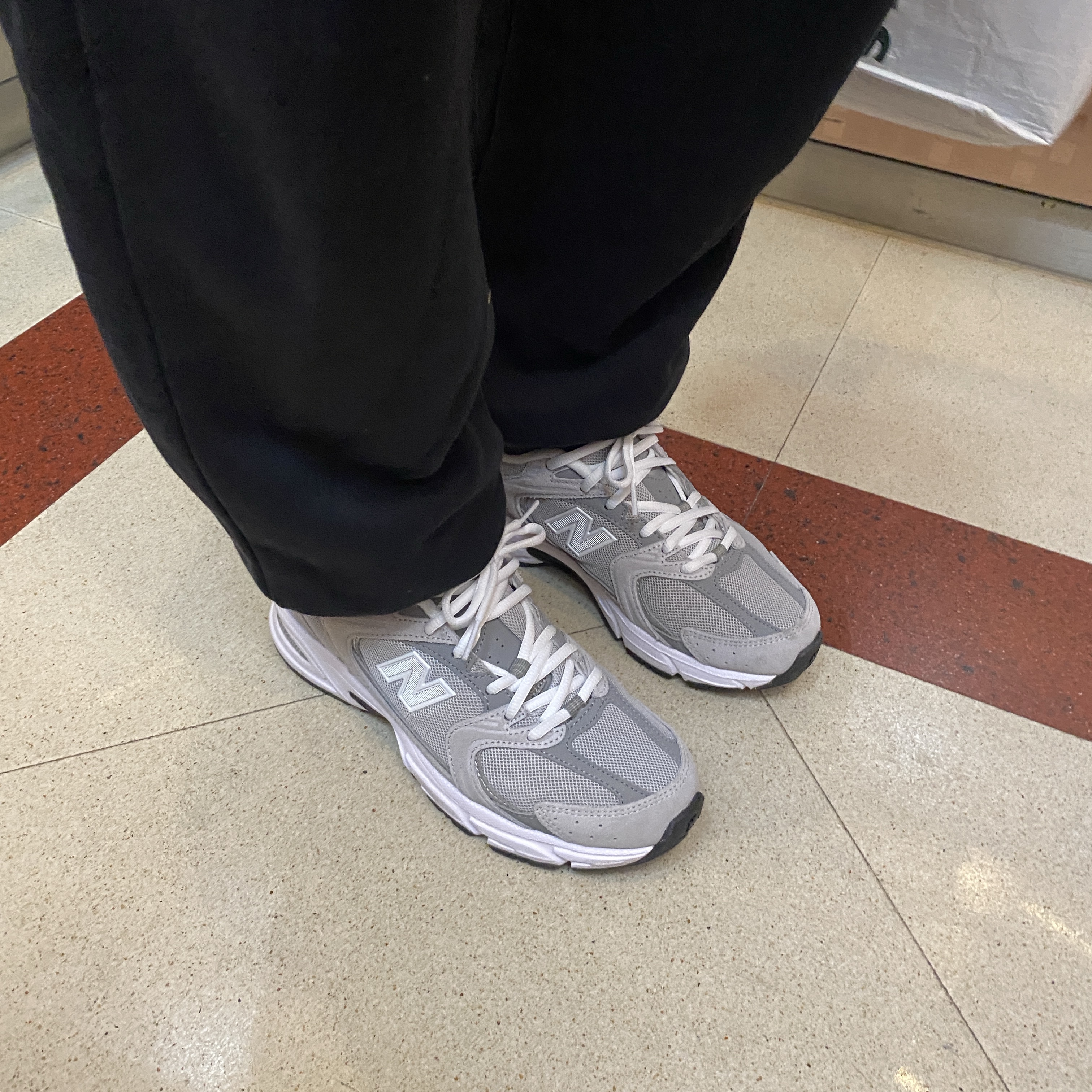 New Balance 530 Grey 착용 스타일 - 1