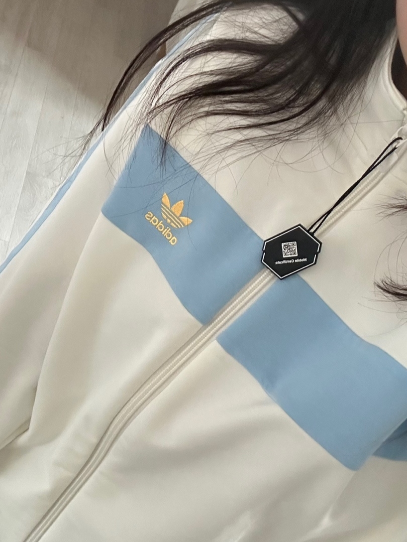 (W) Adidas Colorblock Track Top Off White - KR Sizing 착용 스타일