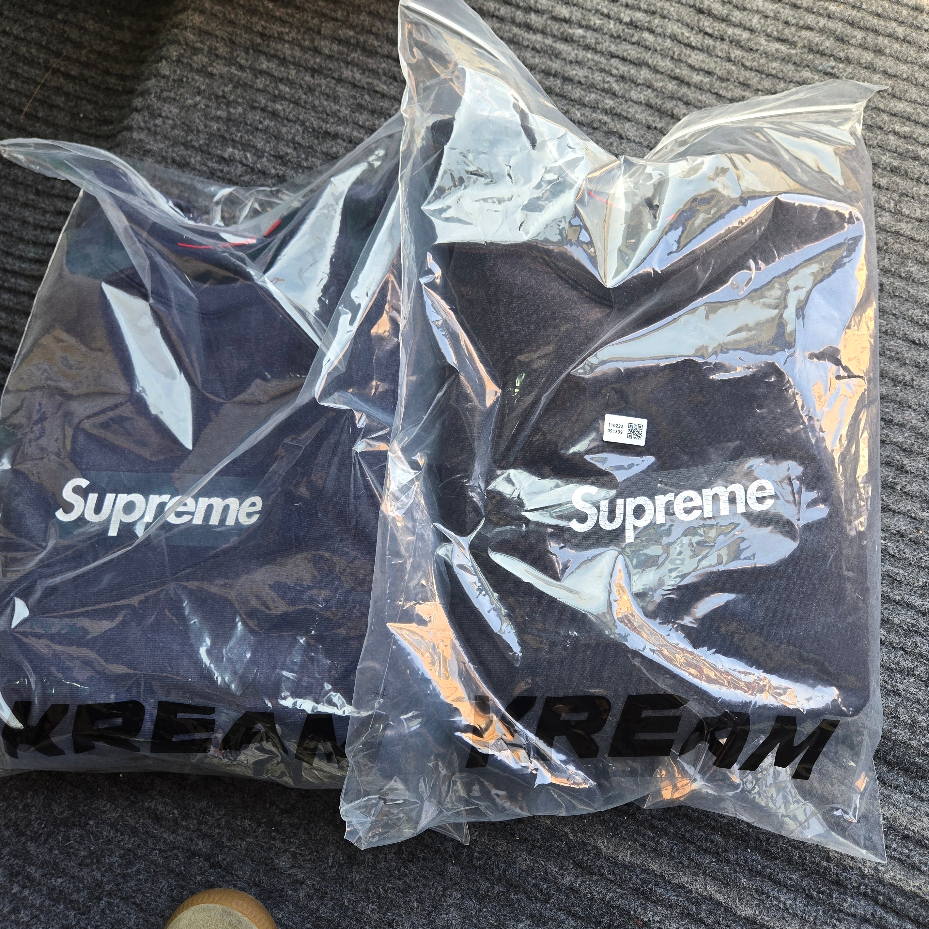 Supreme Washed Box Logo Crewneck Navy - 25SS, Supreme Washed Box Logo Crewneck Black - 25SS 착용 스타일