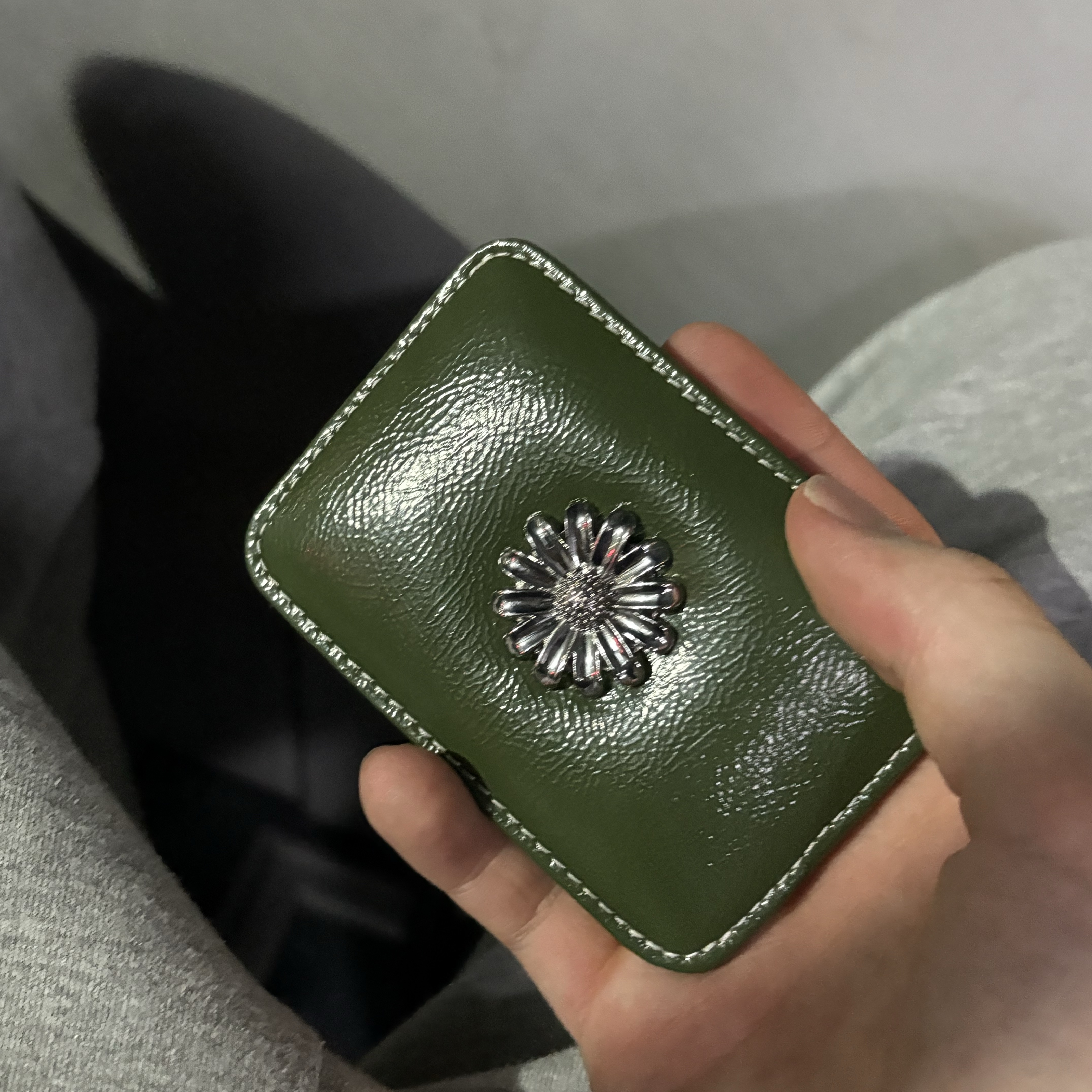 Lemasque Daisy Slim Mini Transportation Card Wallet Khaki 착용 스타일
