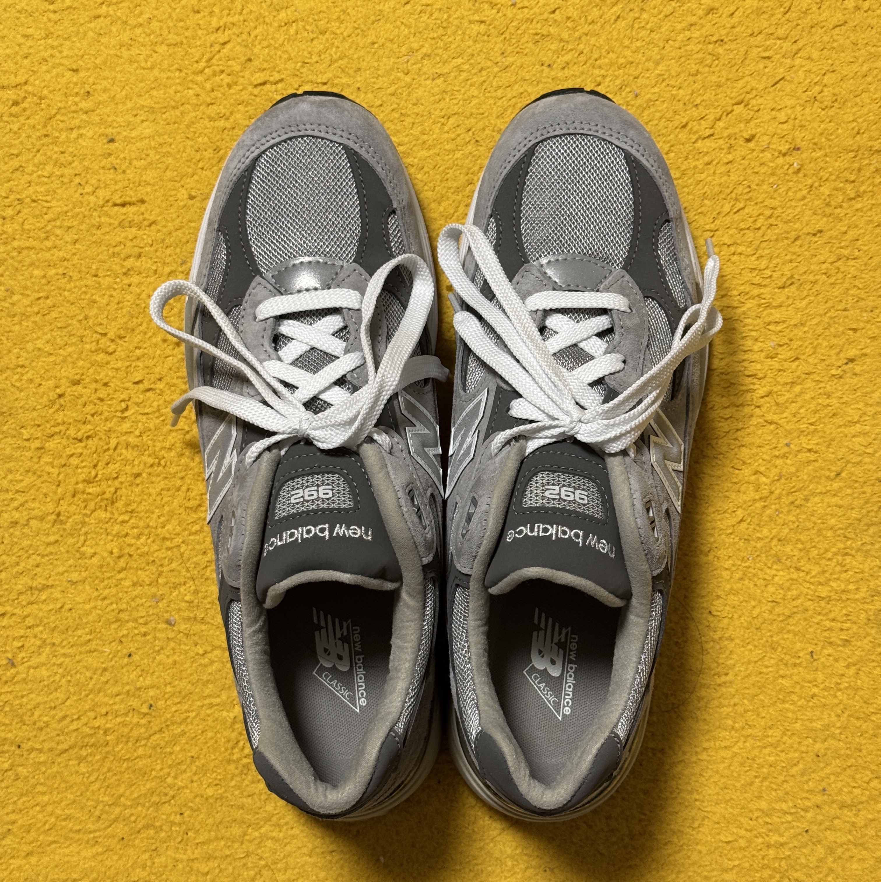 New Balance 992 Made in USA Core Grey Silver Metallic 착용 스타일 - 4