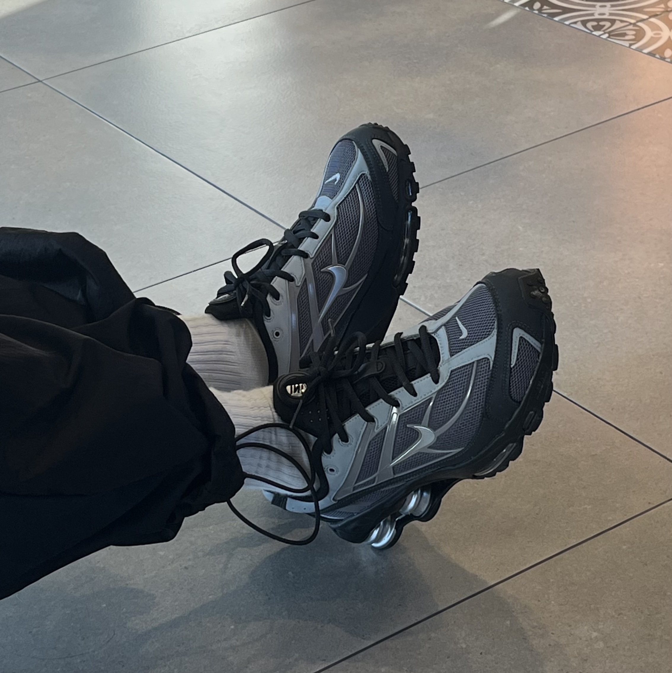 Nike Shox Ride 2 Light Graphite Anthracite 착용 스타일