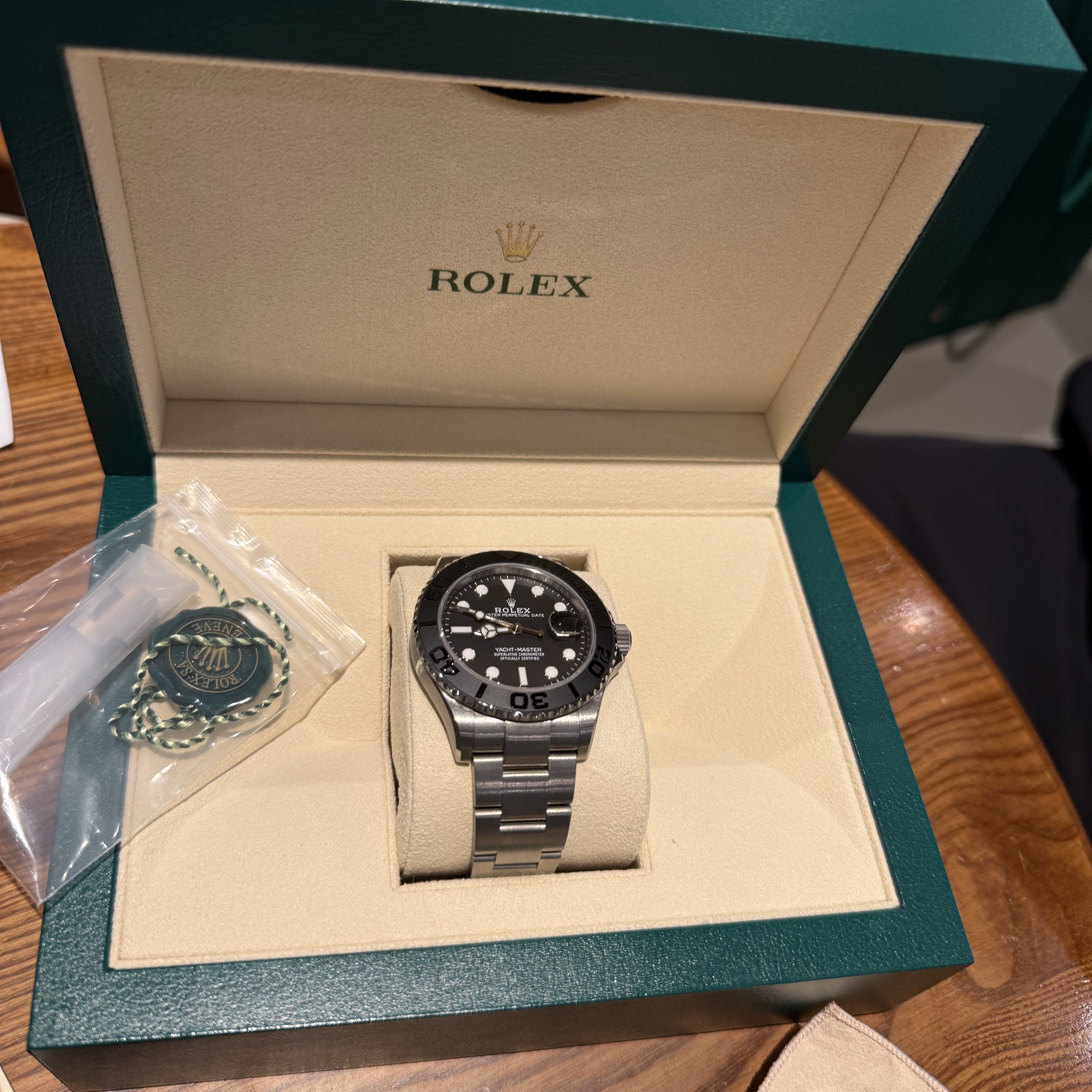 Rolex Yacht-Master 42mm 226627 Black Oyster 착용 스타일
