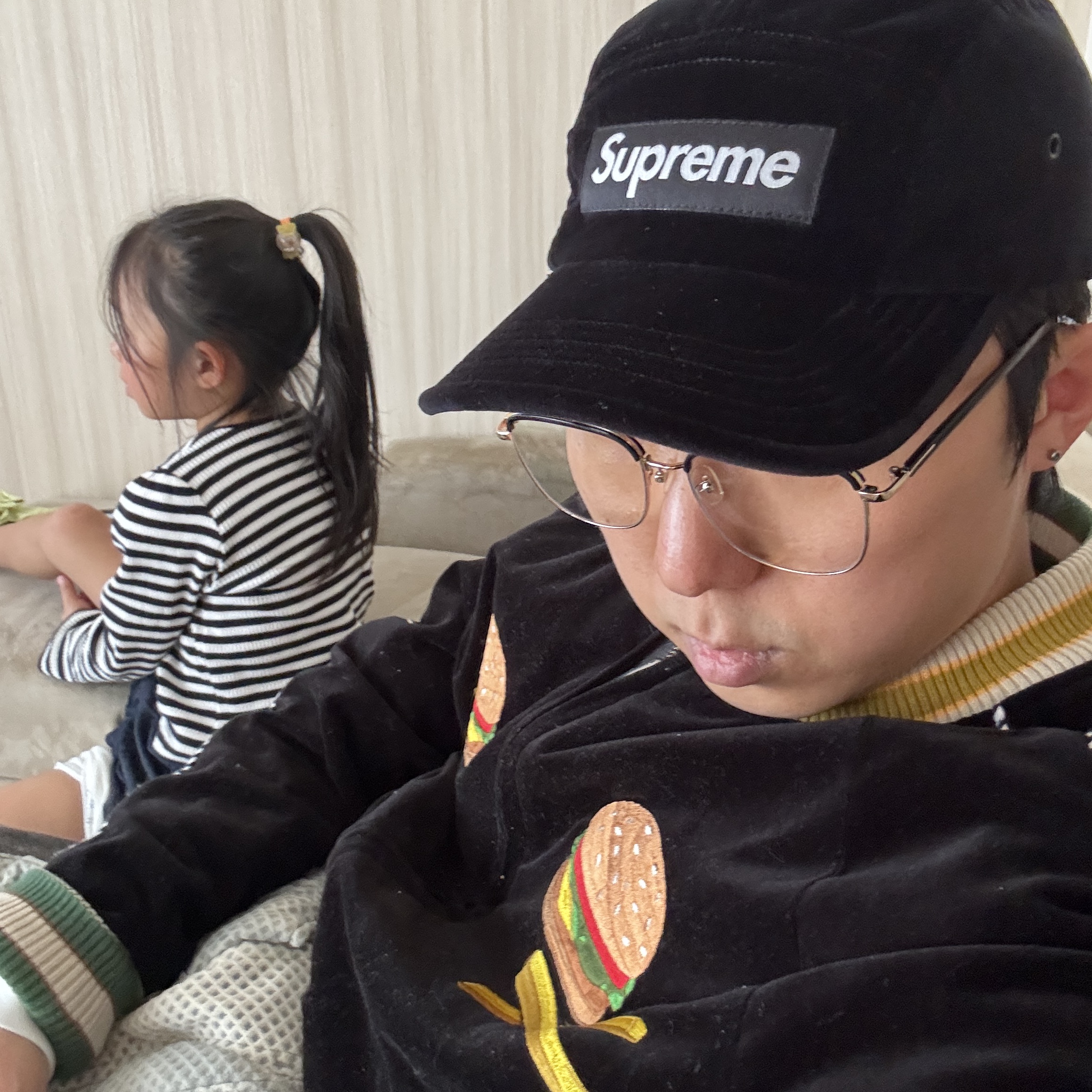 Supreme Velvet Camp Cap Black - 20FW, Vandy The Pink Reversible Sukajan Jacket Brown 착용 스타일