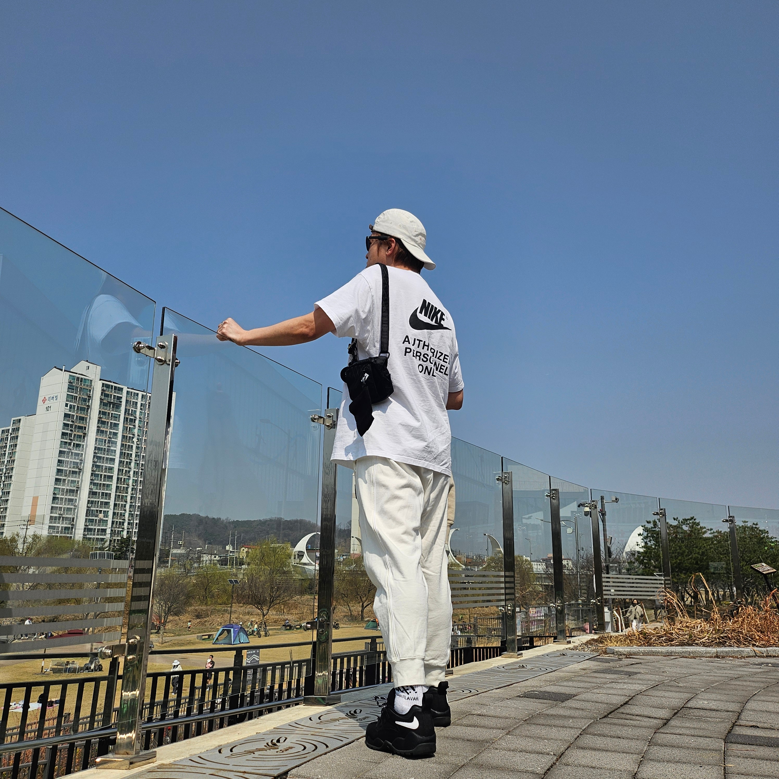 Supreme x MM6 Maison Margiela Painted Camp Cap White - 24SS, Nike NSW Authorized Personnel T-Shirt White - Asia 착용 스타일 - 2