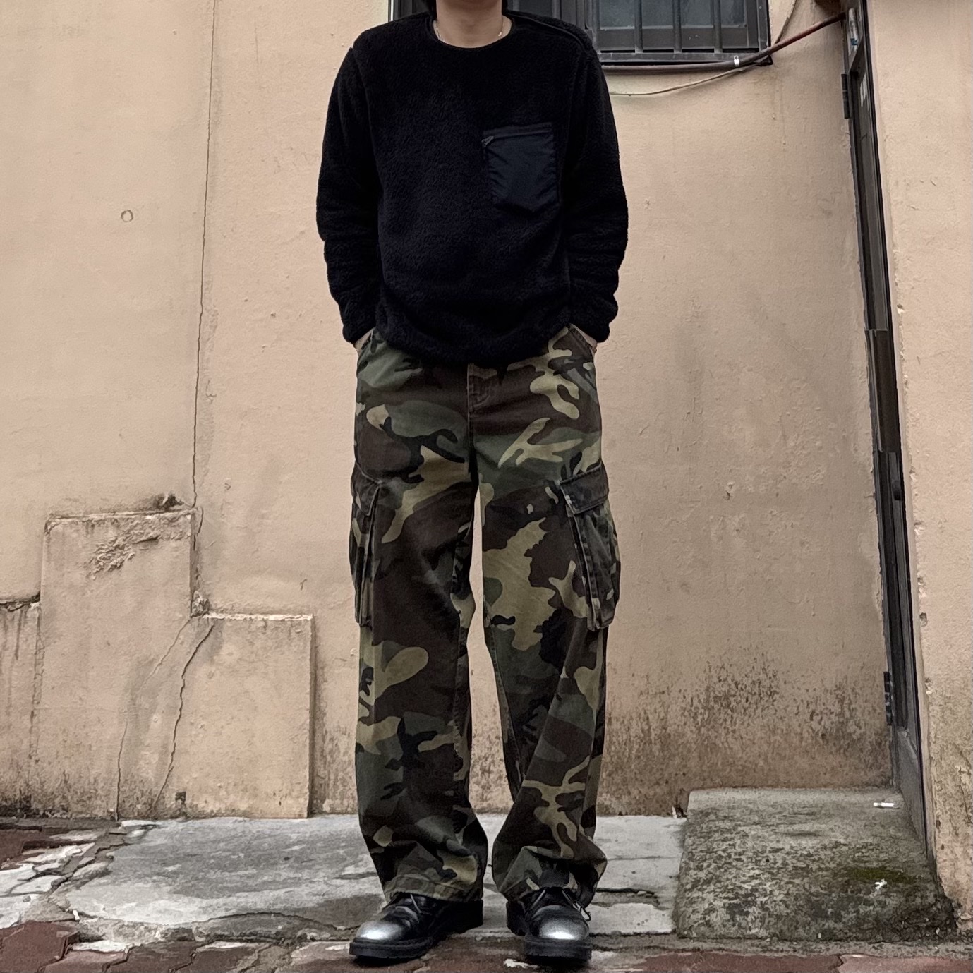 Dr. Martens x Supreme 1461 Gray Silver, Uniqlo x Engineered Garments Fleece Pullover Black - JP 착용 스타일