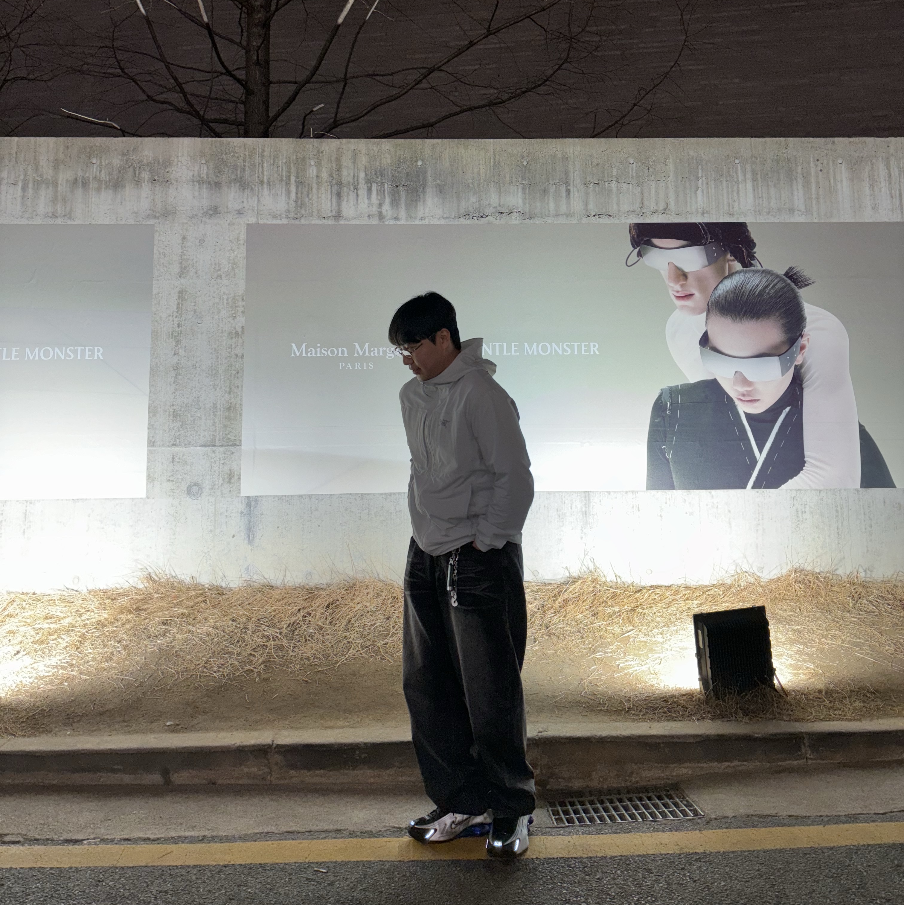 (W) Nike Shox R4 Metallic Silver and Black, Gentle Monster x Maison Margiela MM218 Silver Clear 착용 스타일 - 2