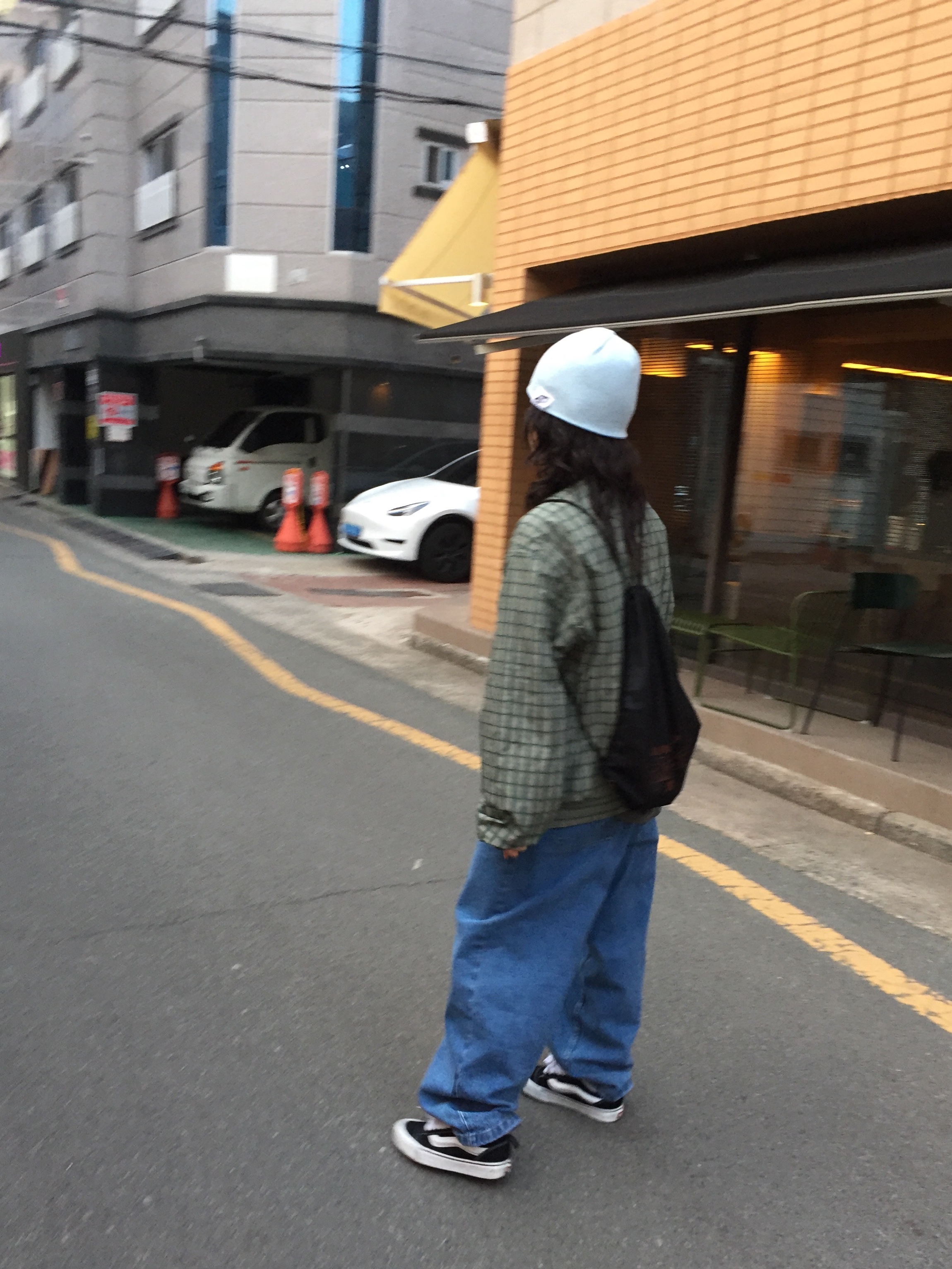 Vans Knu-Skool Black True White, Polar Skate Co. Big Boy Pants Mid Blue 착용 스타일 - 1