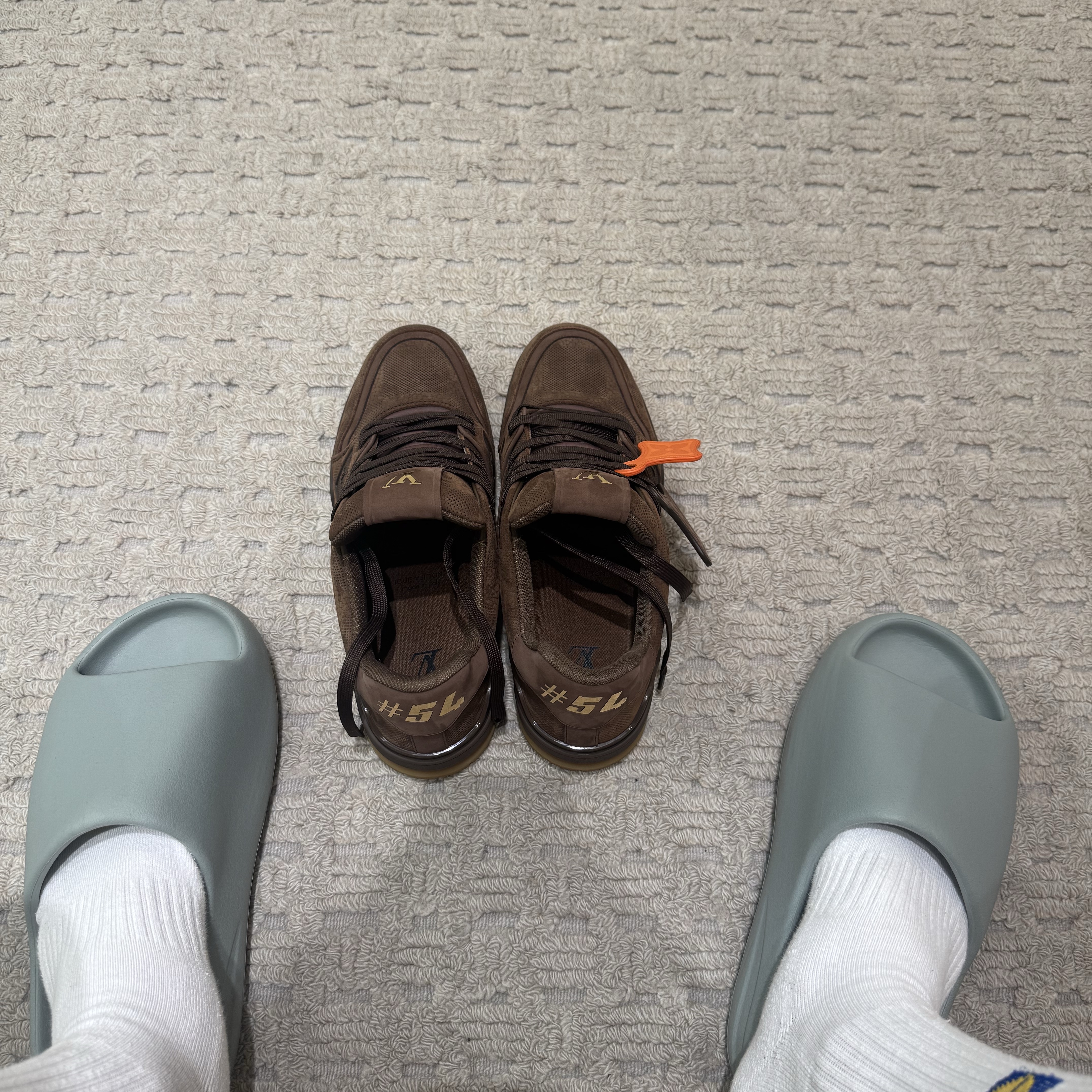 Louis Vuitton LV Trainer Sneakers Taupe Brown, Louis Vuitton LV Trainer Sneakers Brown 착용 스타일 - 2