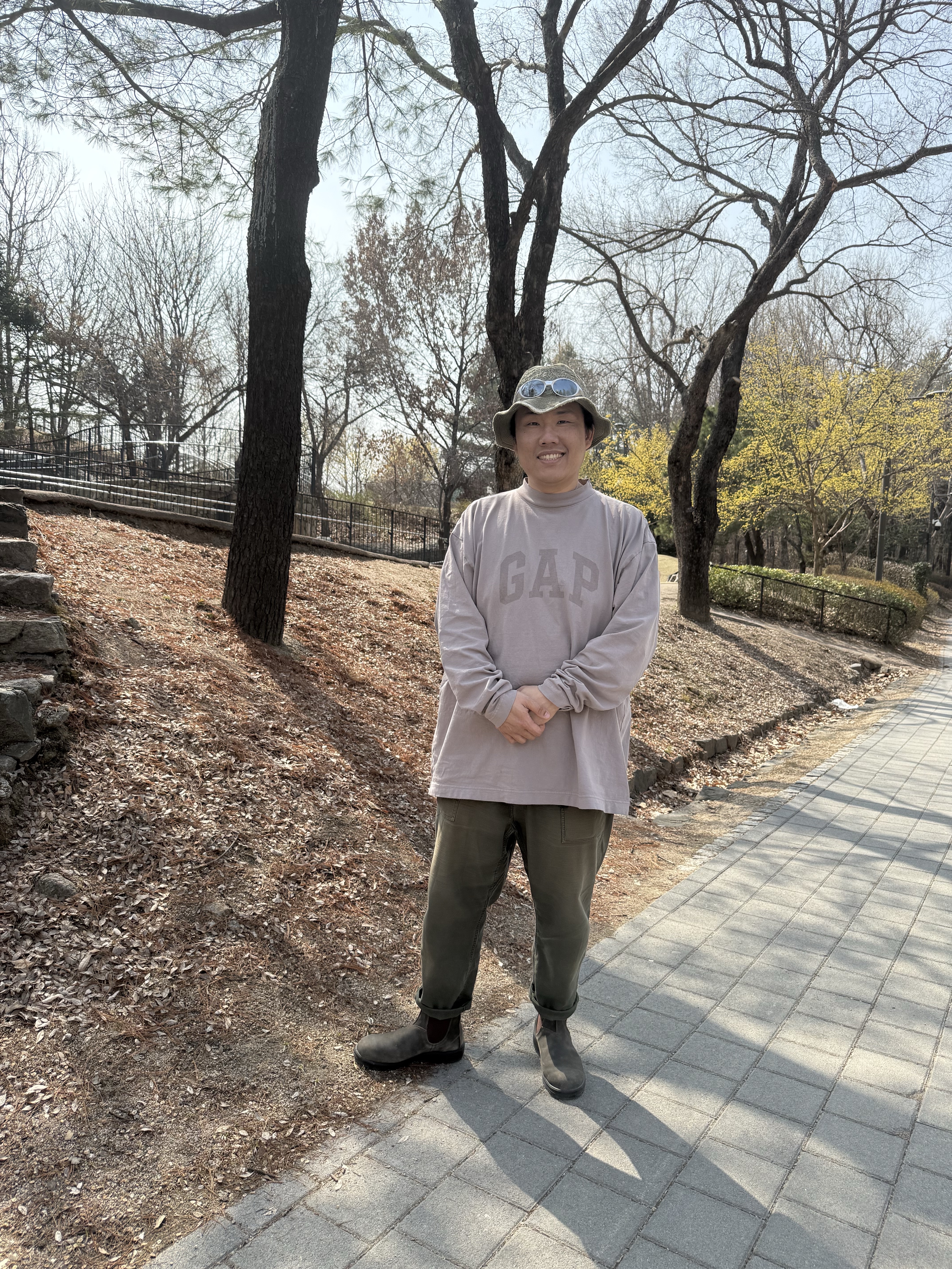 Yeezy Gap Engineered By Balenciaga Dove Long Sleeve T-Shirt Beige, Oakley Eye Jacket Redux Silver Frame Prizm Black Polarized Lenses High Bridge Fit 착용 스타일 - 1