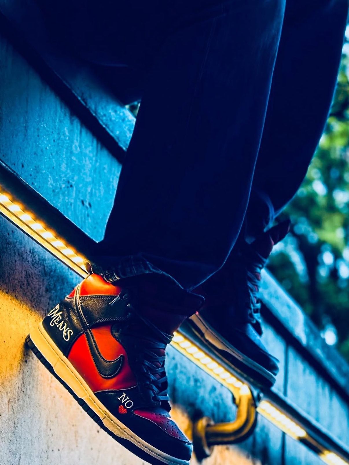 Nike x Supreme SB Dunk High OG QS By Any Means Varsity Red Midnight Navy 착용 스타일 - 2