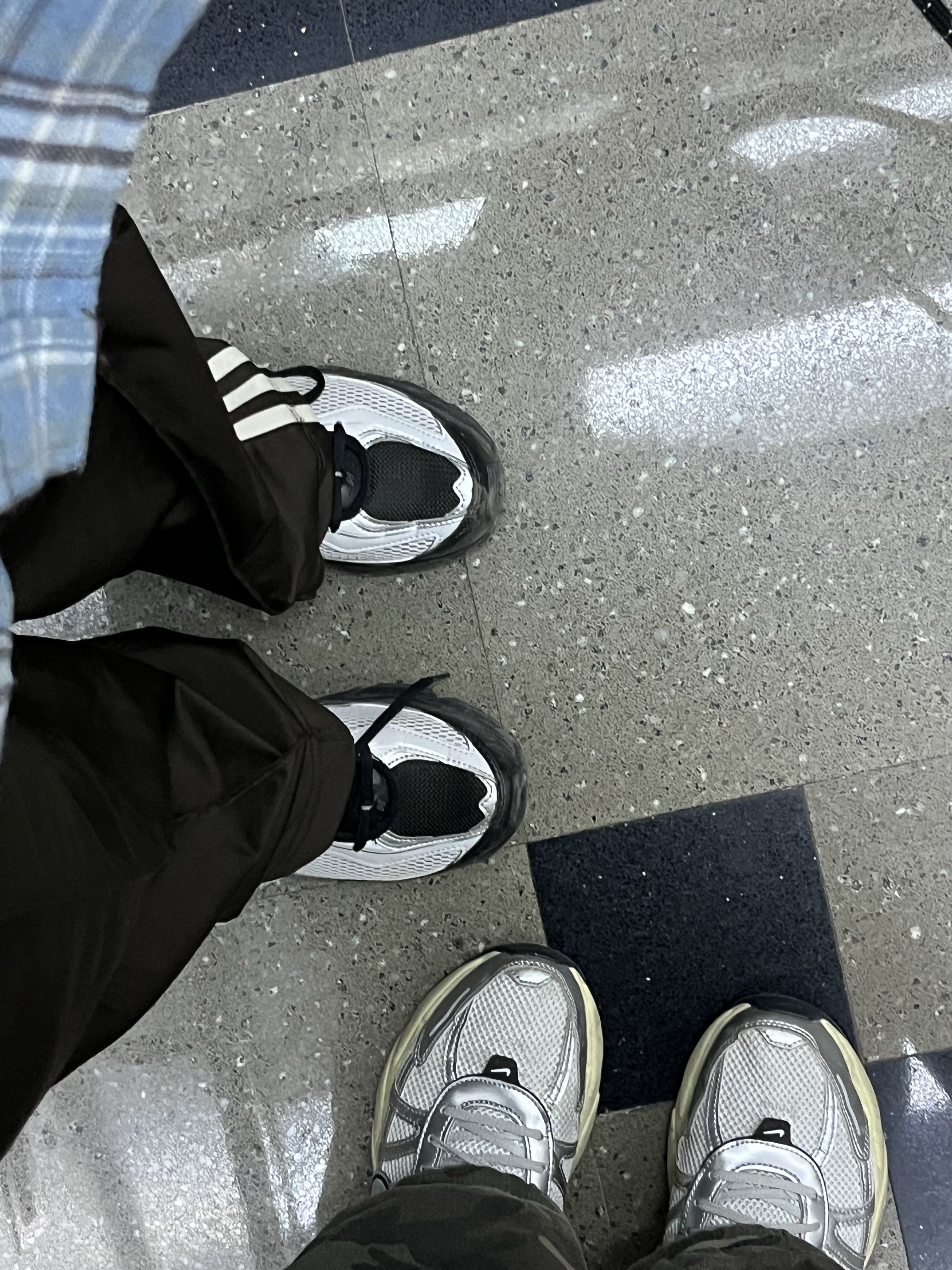 New Balance 509 Black Gray, Nike V2K Run Summit White Metallic Silver 착용 스타일
