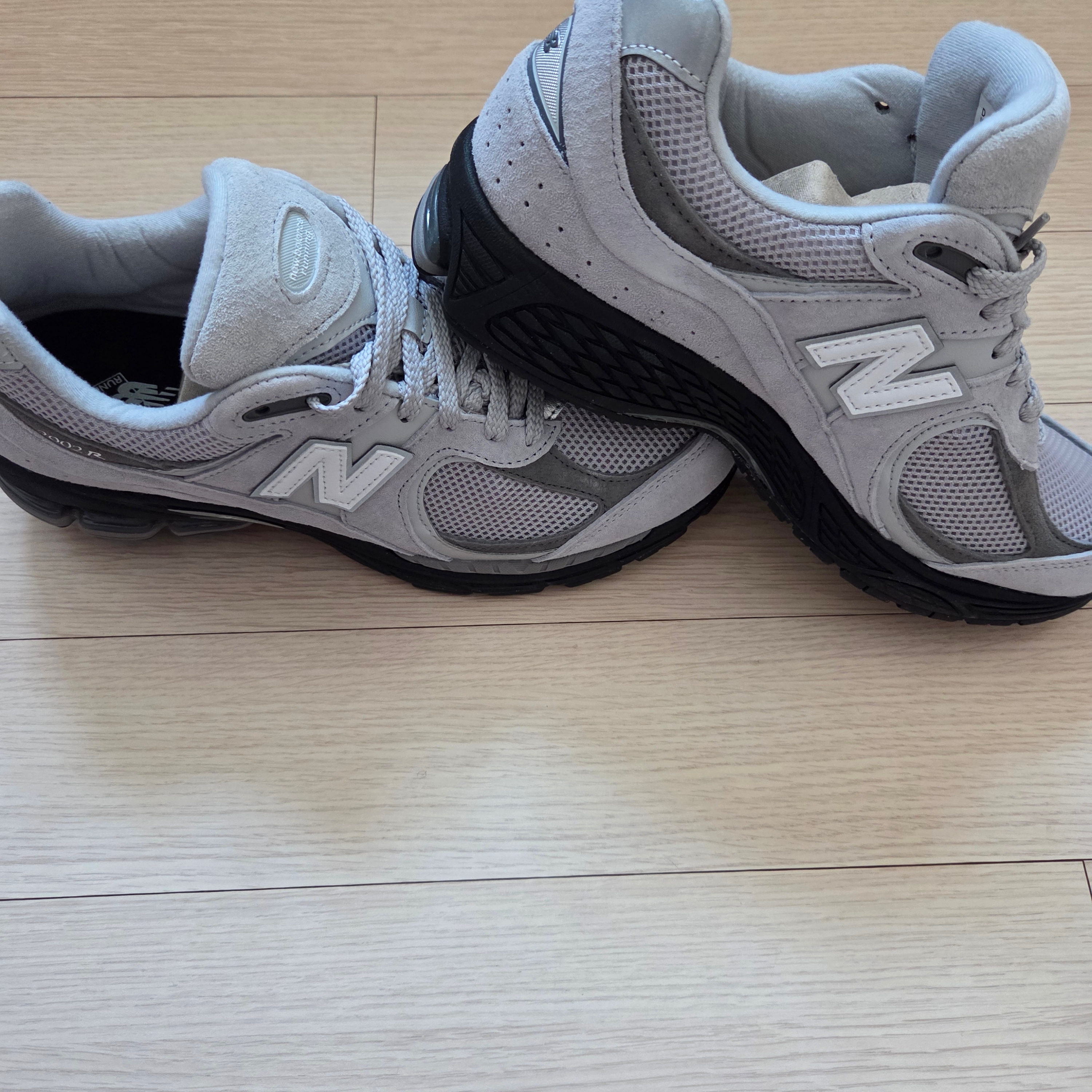 New Balance 2002R Grey Black - JD Sports Exclusive 착용 스타일 - 1