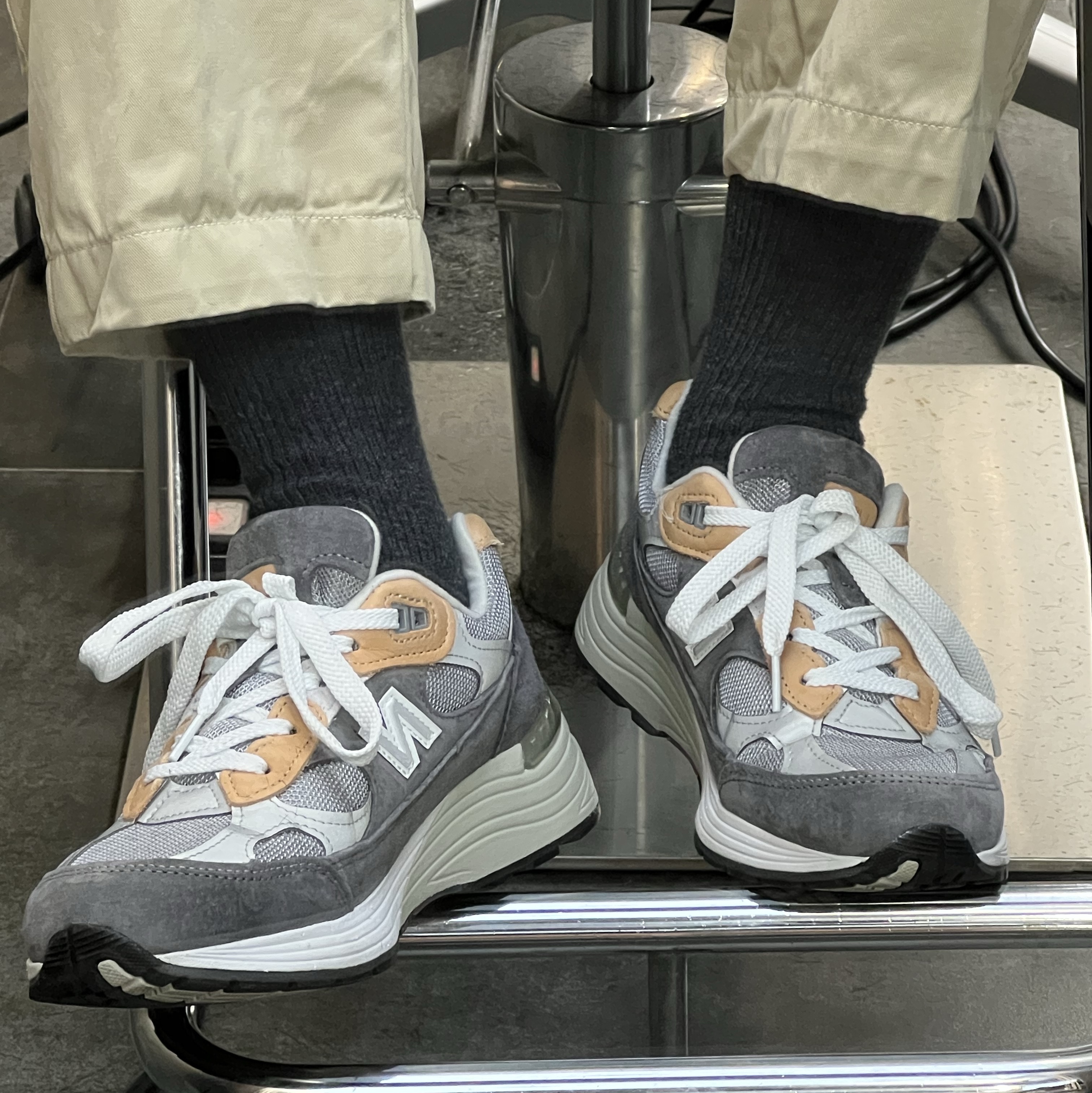 New Balance x Todd Snyder 992 Made in USA 10th Anniversary Grey Tan 착용 스타일