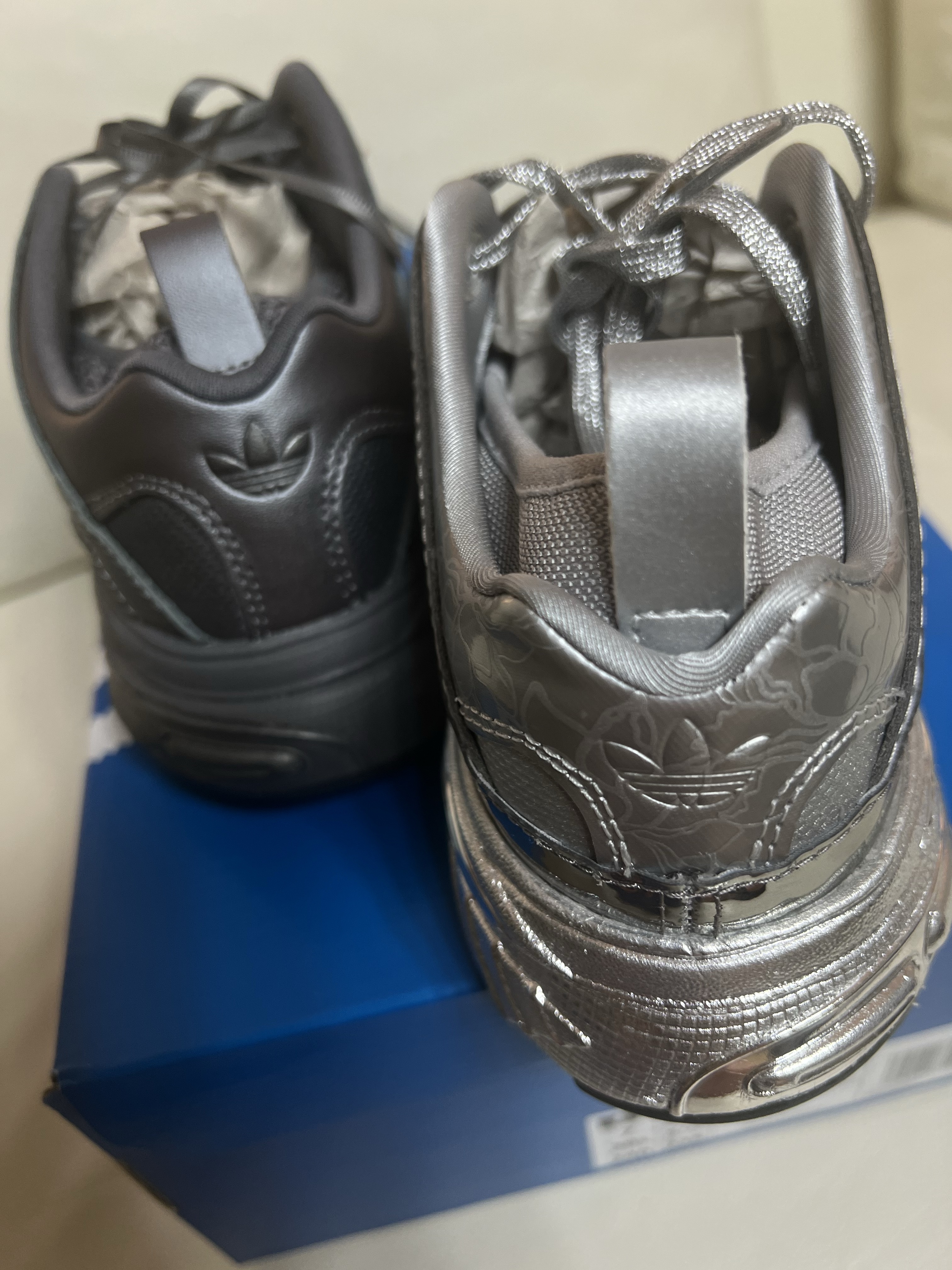 (W) Adidas Adistar Pose Silver Metallic Matte Silver, (W) Adidas x Taqwa Bint Ali Adistar Pose Iron Metallic 착용 스타일 - 5