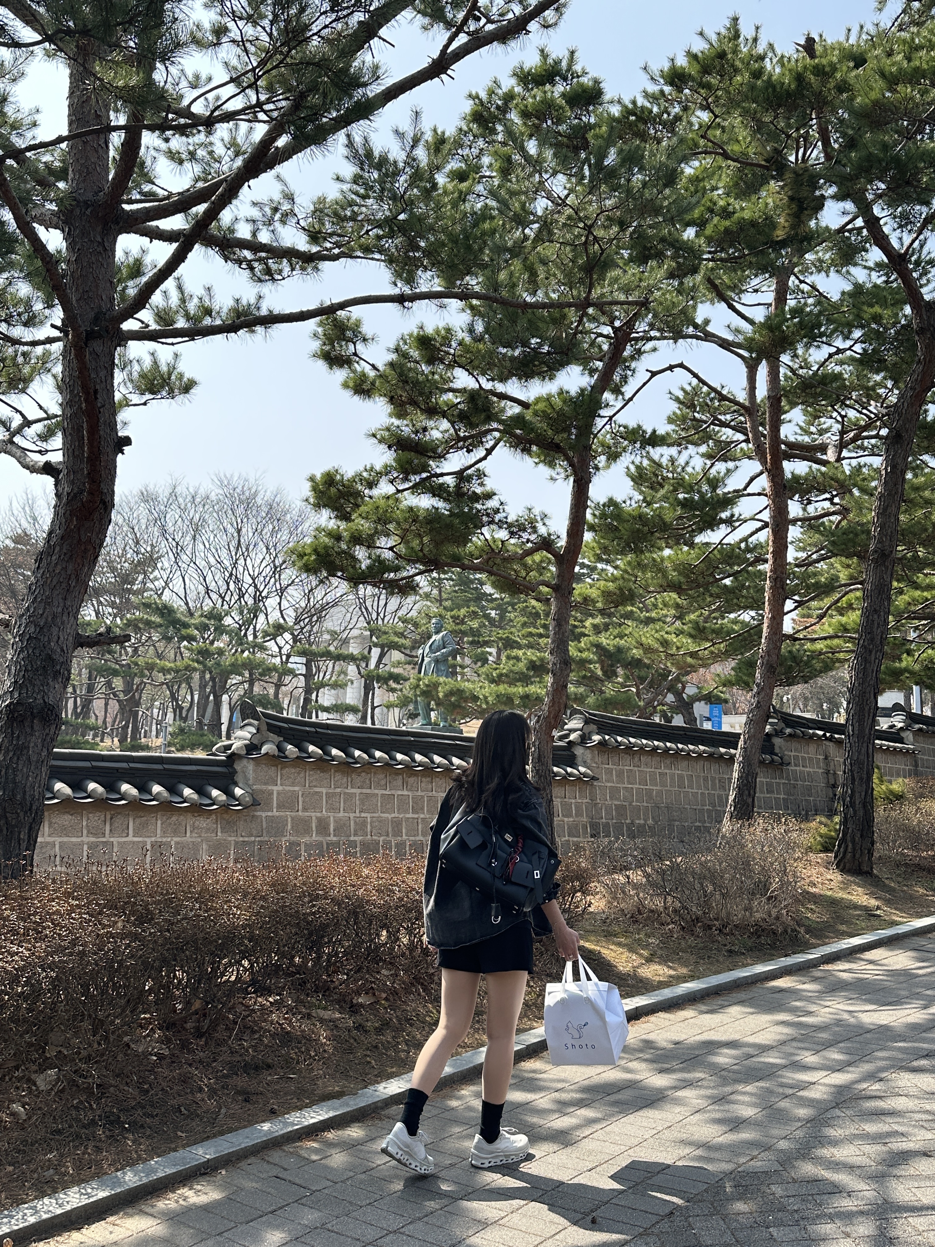 (W) On Running x Post Archive Faction (Paf) Cloudmonster 2 Moondust Chalk, Balenciaga Bel Air Medium Carry All Bag Black 착용 스타일 - 2