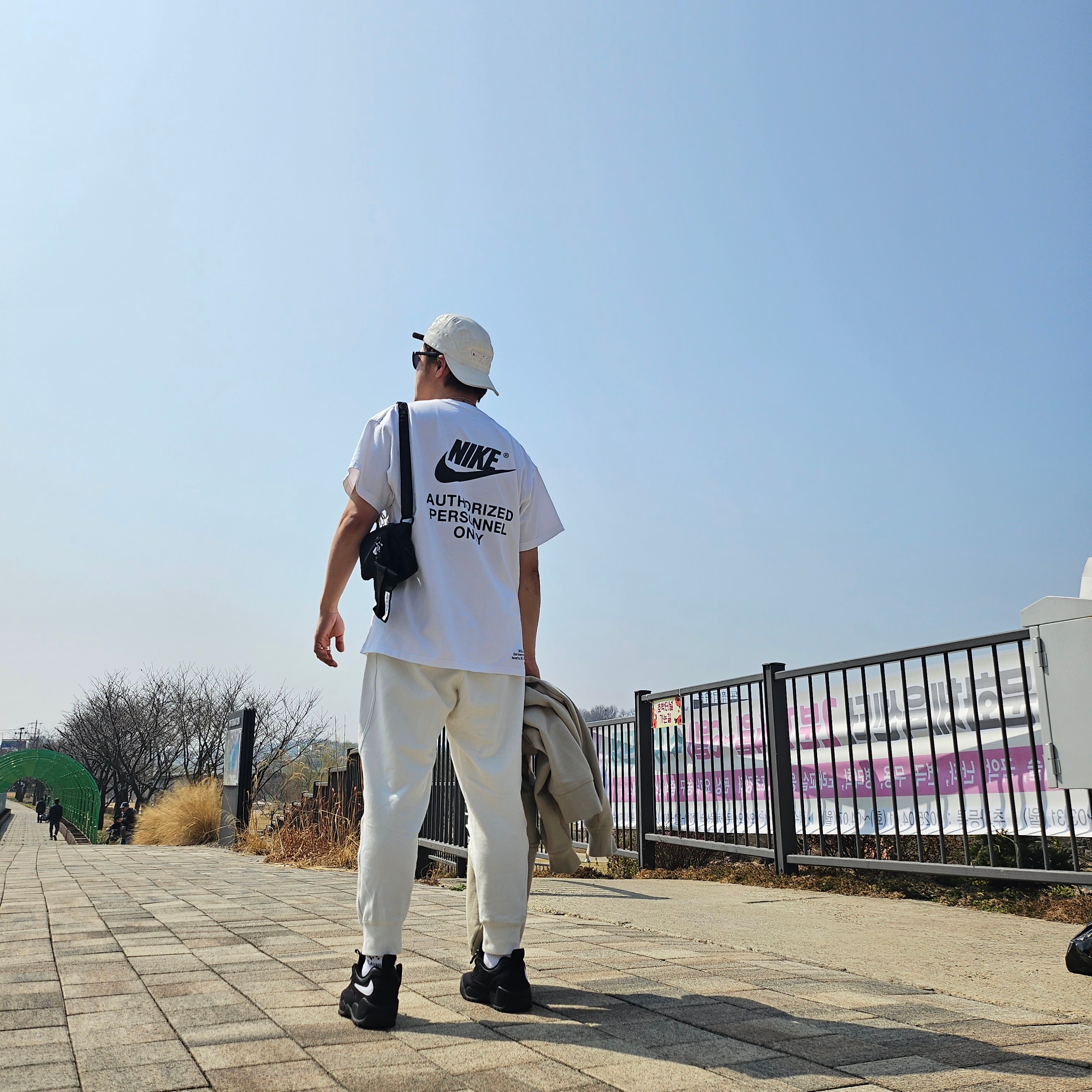 Supreme x MM6 Maison Margiela Painted Camp Cap White - 24SS, Nike NSW Authorized Personnel T-Shirt White - Asia 착용 스타일 - 1