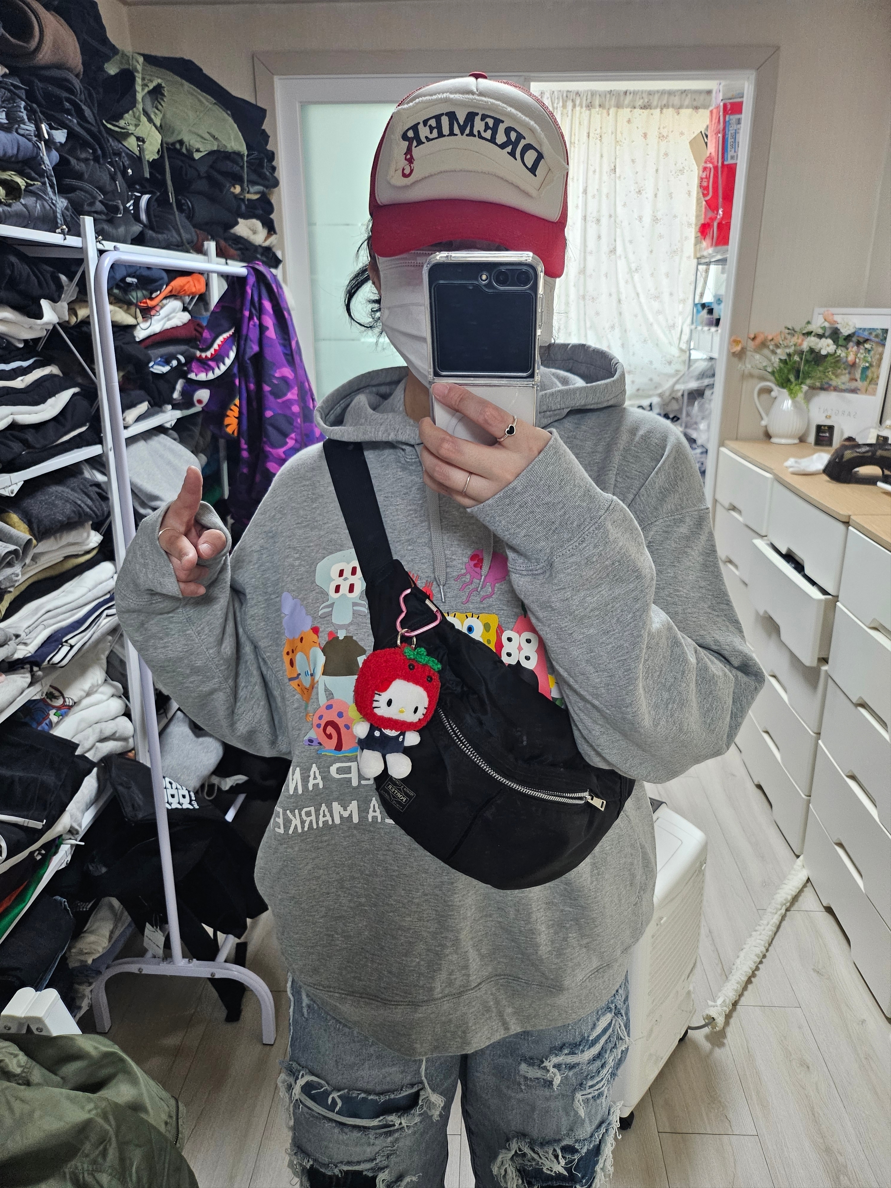 Uniqlo UT x CPFM x SpongeBob Sweat Pull Parka A Gray - KR, Porter Tanker Waist Bag L Black 착용 스타일