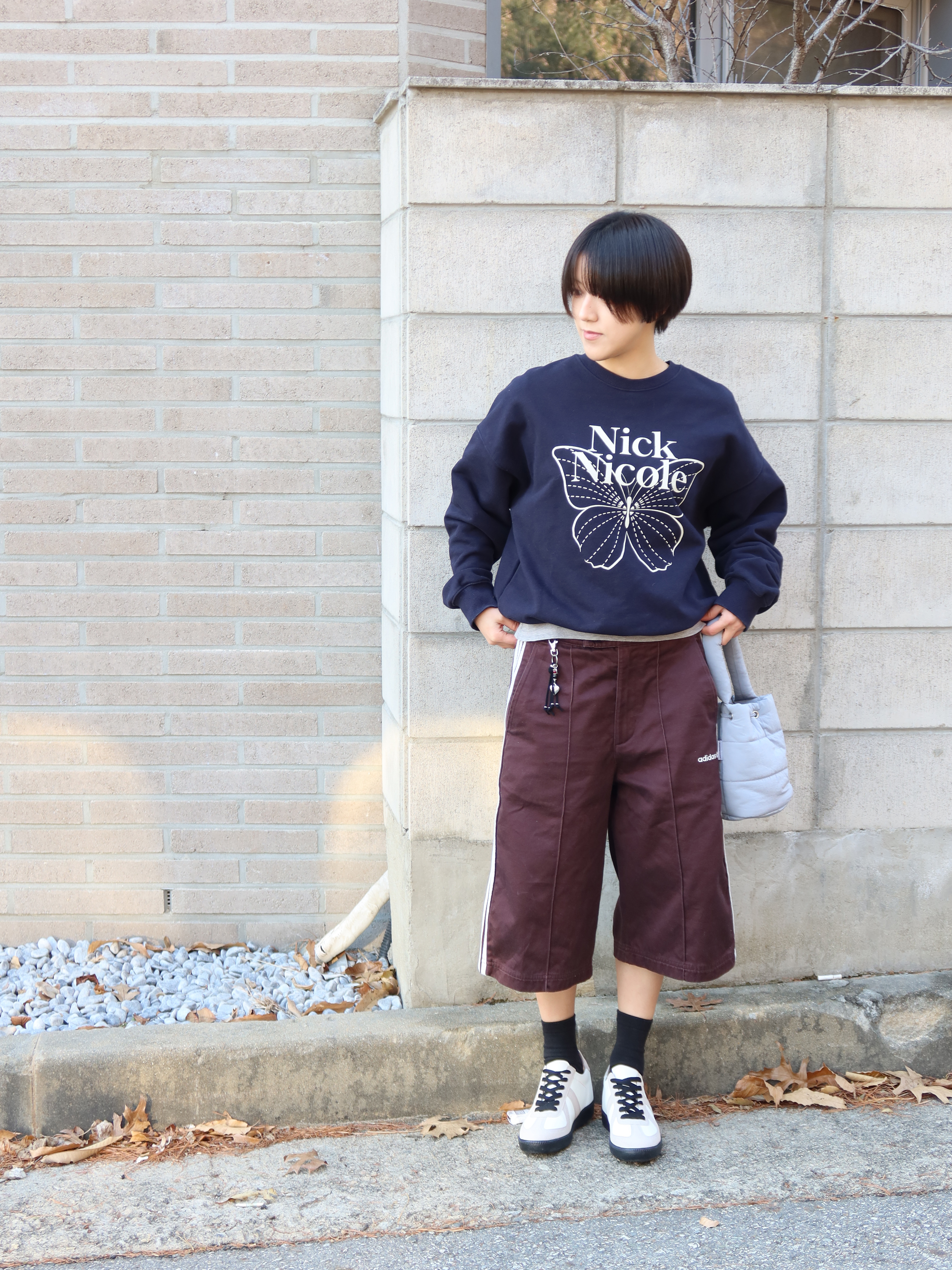 Adidas 80s Loose Buttoned 3-Stripes 11 Inch Bermuda Shorts Shadow Brown - KR Sizing 착용 스타일