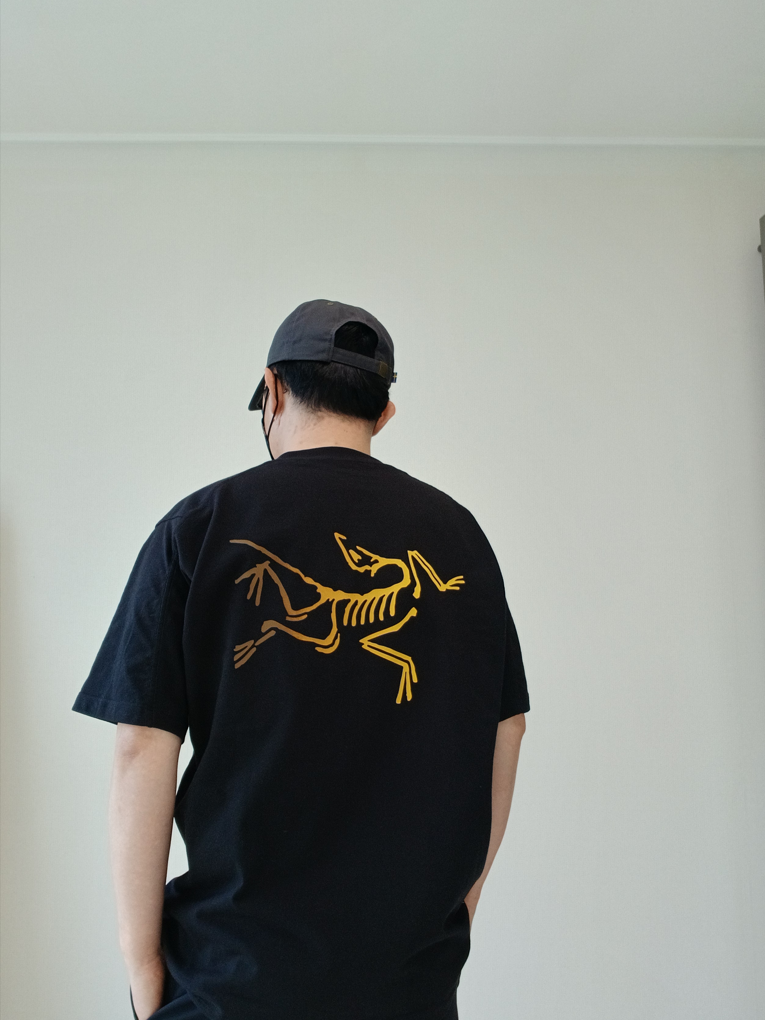 아크테릭스 크래그 코튼 로고 SS 티셔츠 24K 블랙, 피엘라벤 헤라그스 비다 캡 다크 그레이 착용 스타일 - 3