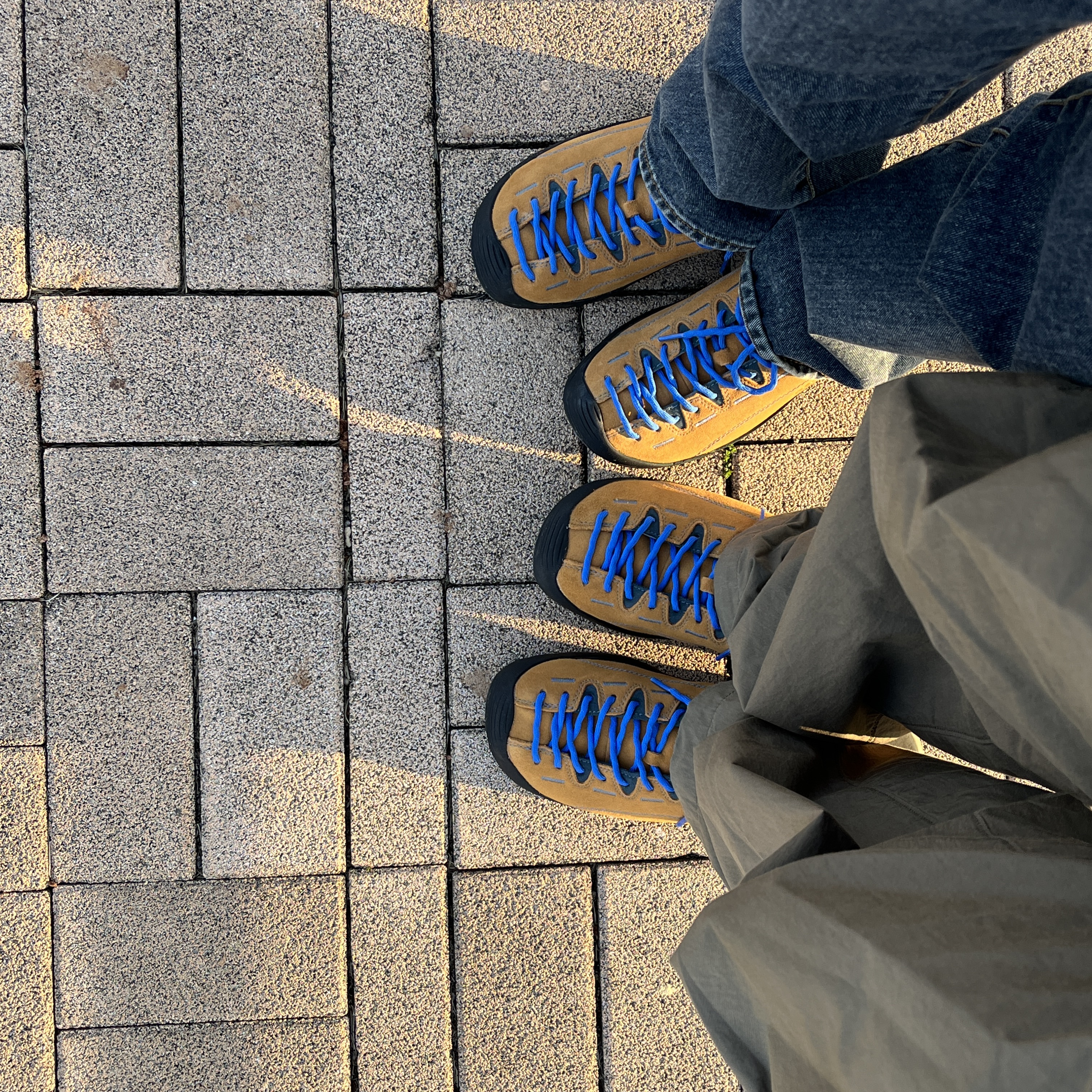 Keen Jasper Suede Sneakers Camel 착용 스타일