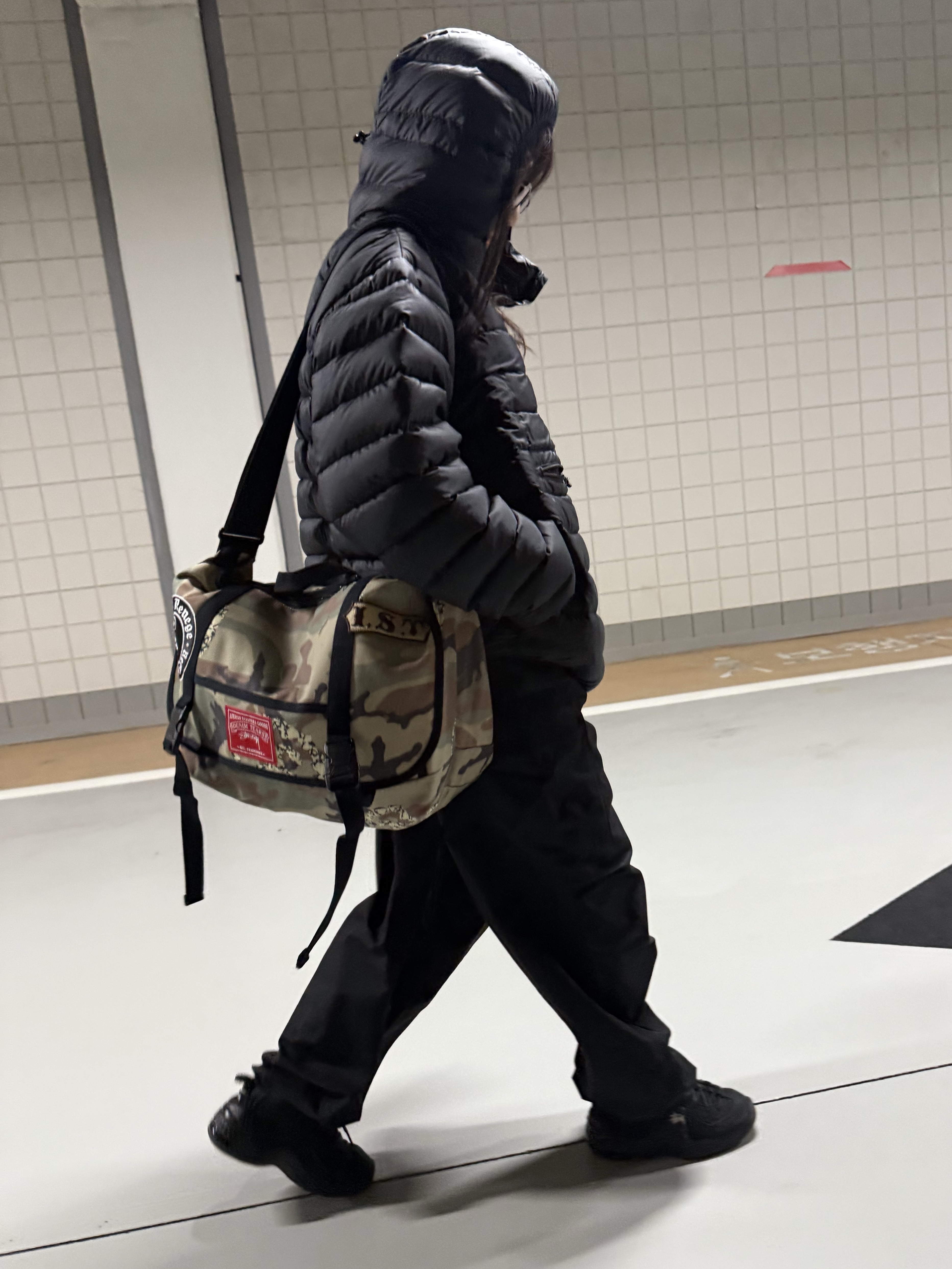 Stussy x Denim Tears Messenger Bag Camo, Supreme Micro Down Half Zip Hooded Pullover Black - 23FW 착용 스타일 - 5