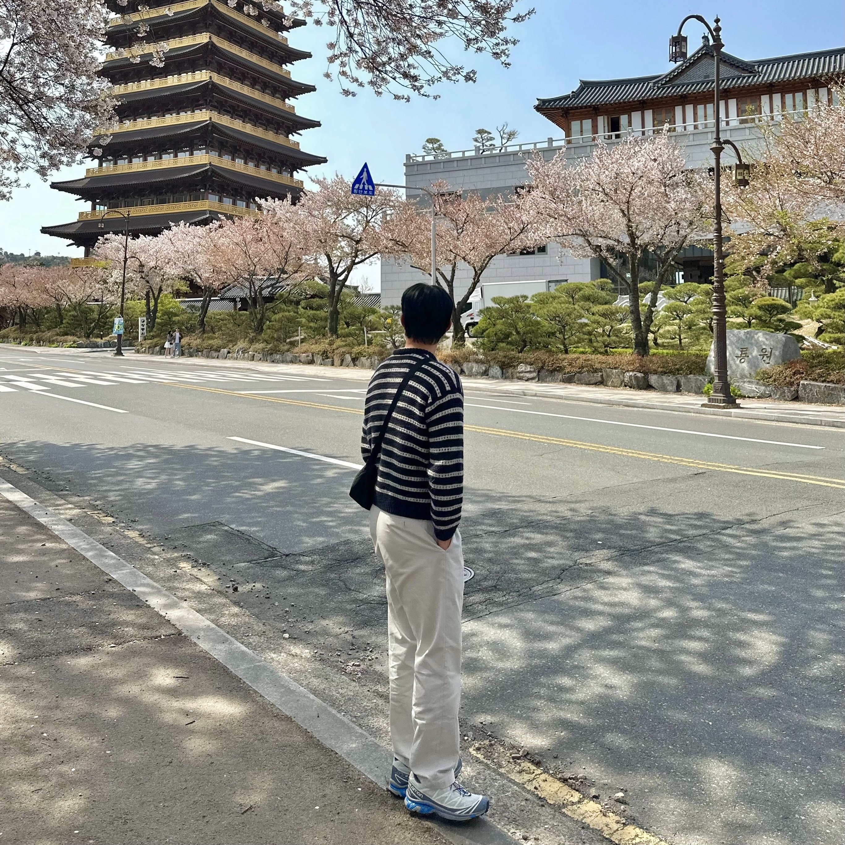 [KREAM 단독 리오더] STU Round Neck Stripe Cardigan Navy, Salomon XT-6 GTX Metal Flint Stone 착용 스타일 - 2