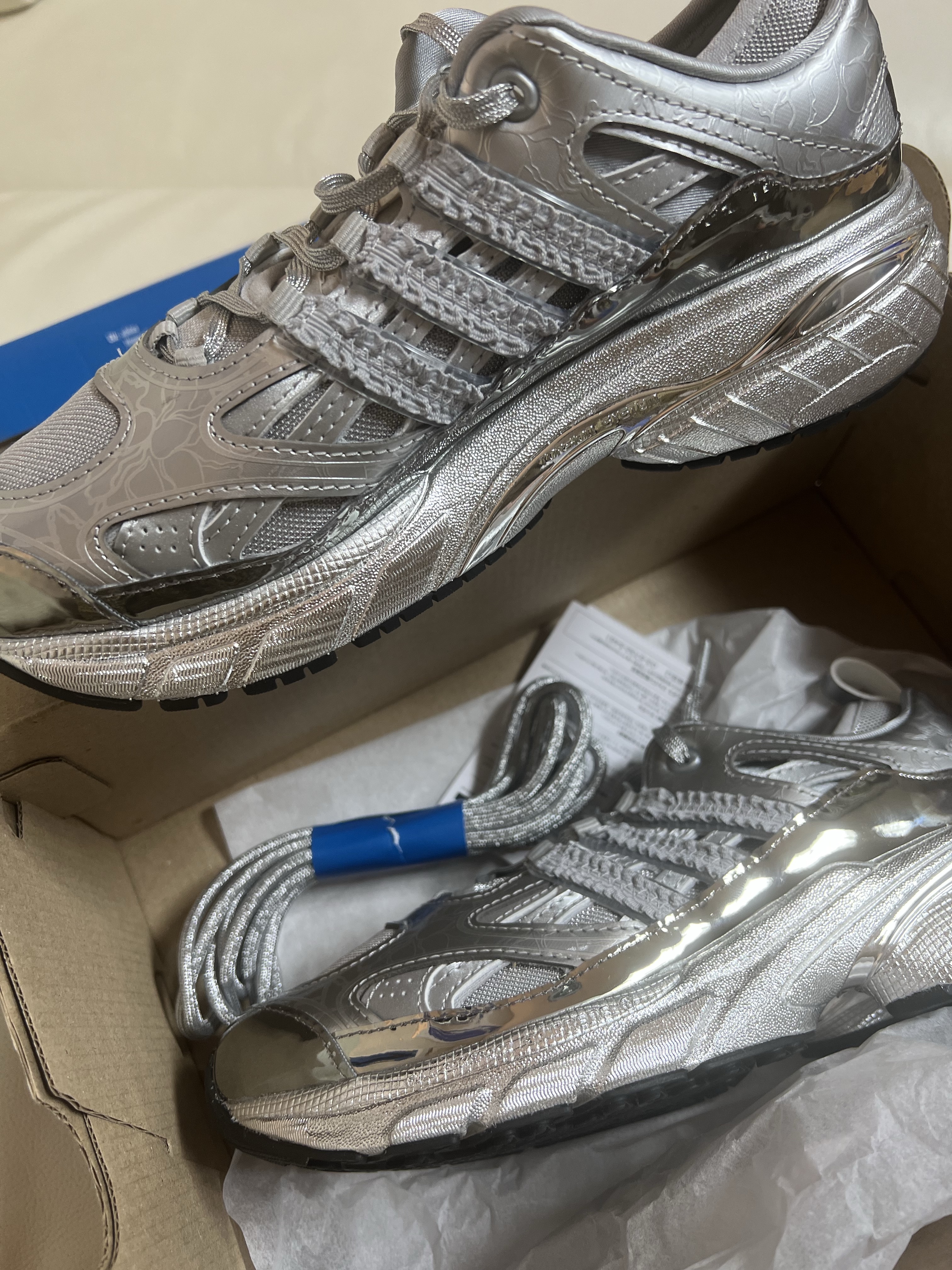 (W) Adidas Adistar Pose Silver Metallic Matte Silver, (W) Adidas x Taqwa Bint Ali Adistar Pose Iron Metallic 착용 스타일 - 9