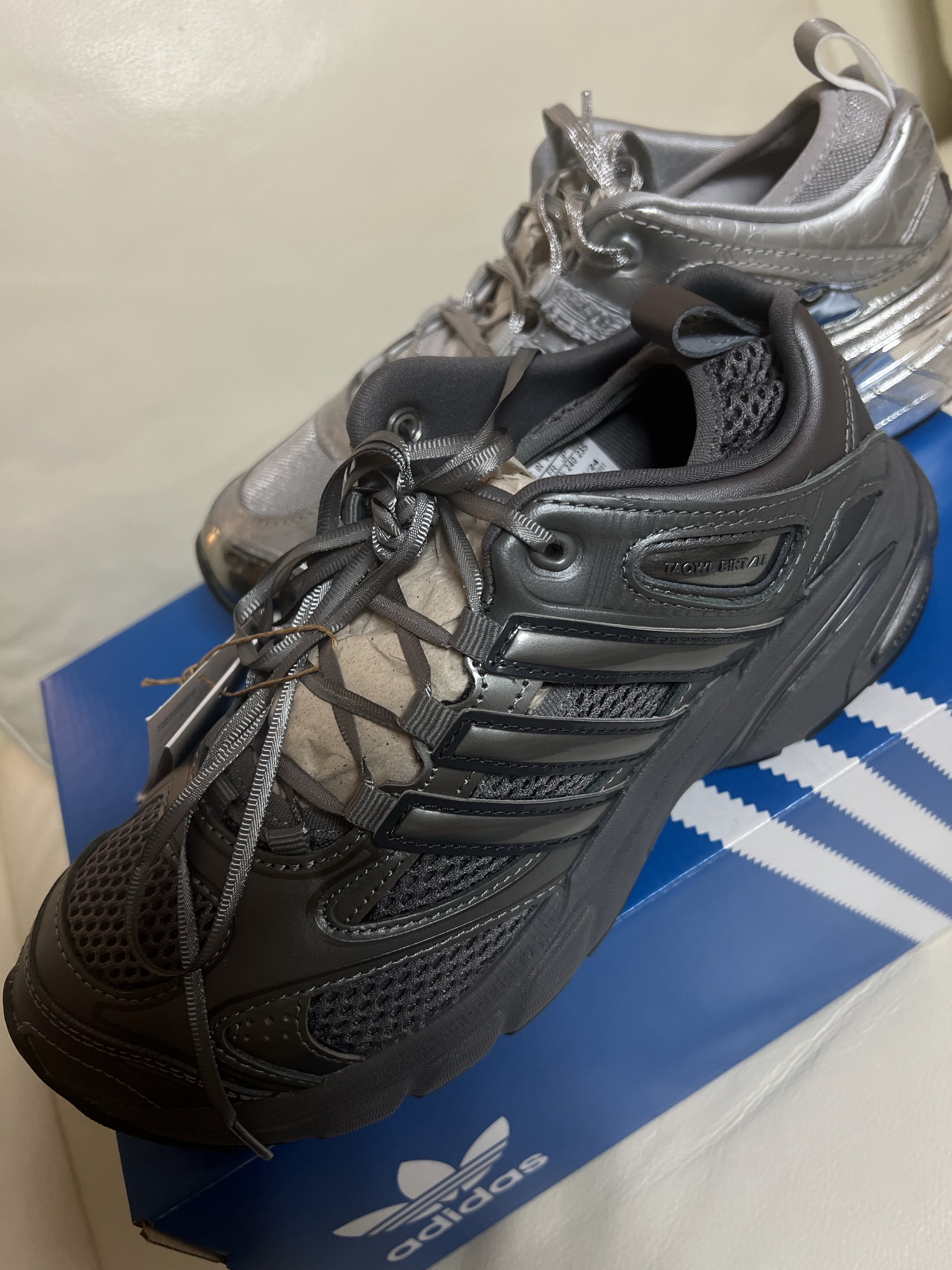 (W) Adidas Adistar Pose Silver Metallic Matte Silver, (W) Adidas x Taqwa Bint Ali Adistar Pose Iron Metallic 착용 스타일 - 3