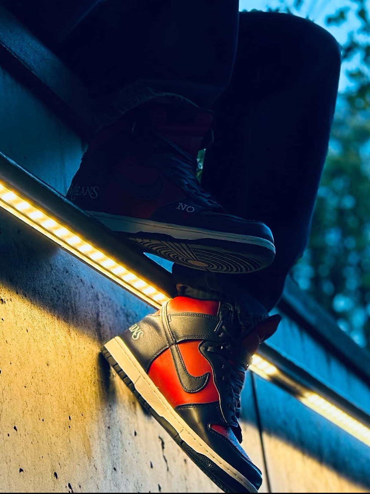 Nike x Supreme SB Dunk High OG QS By Any Means Varsity Red Midnight Navy 착용 스타일 - 1